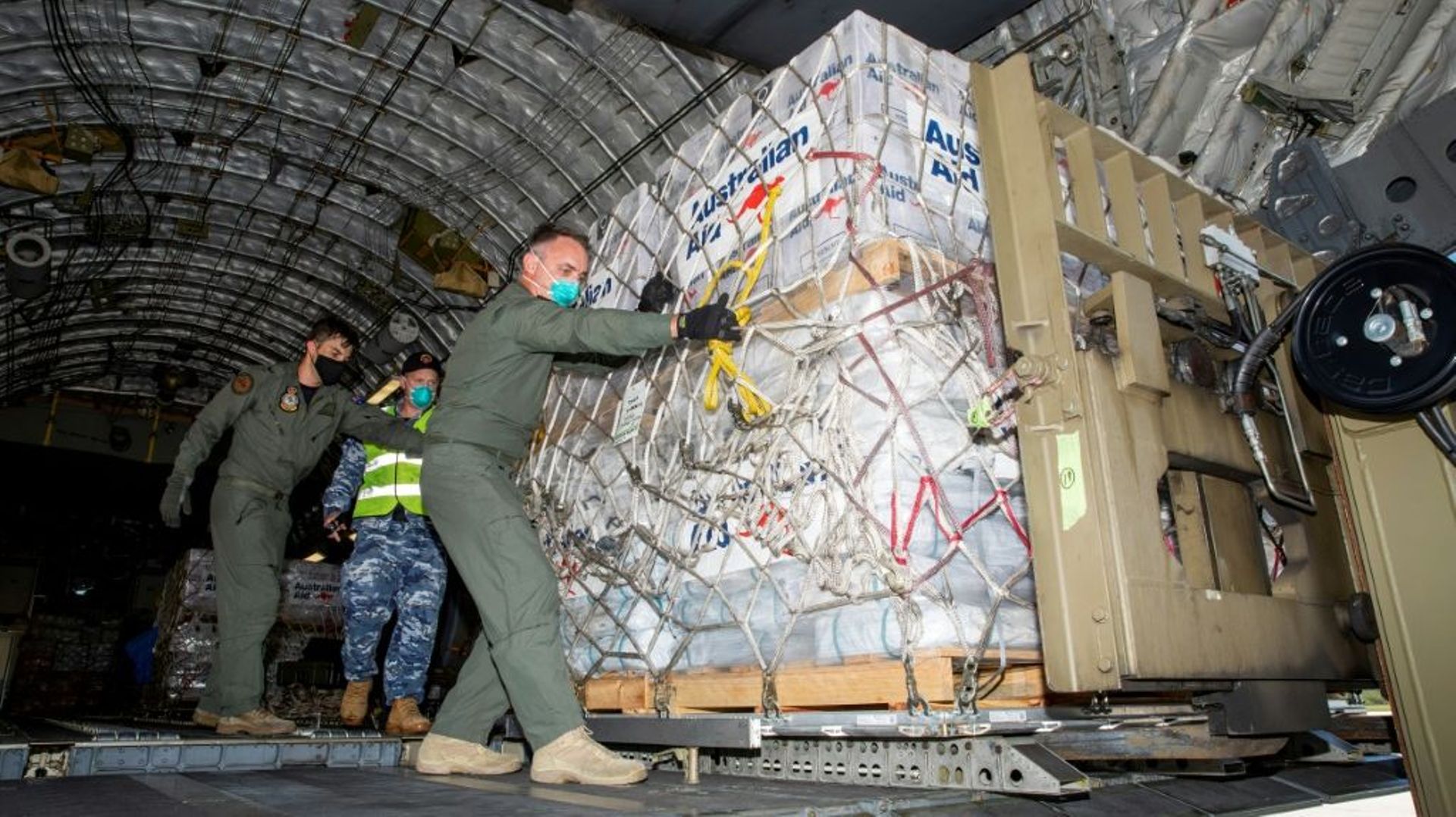 Des soldats australiens débarquent l’aide humanitaire apportée par avion à Fua’amotu, aux îles Tonga, le 20 janvier 2022. Photo distribuée par l’armée de l’air australienne