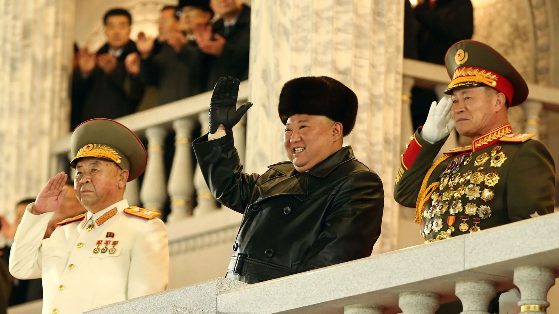 Corée du Nord: parade militaire avec défilé d'un missile balistique