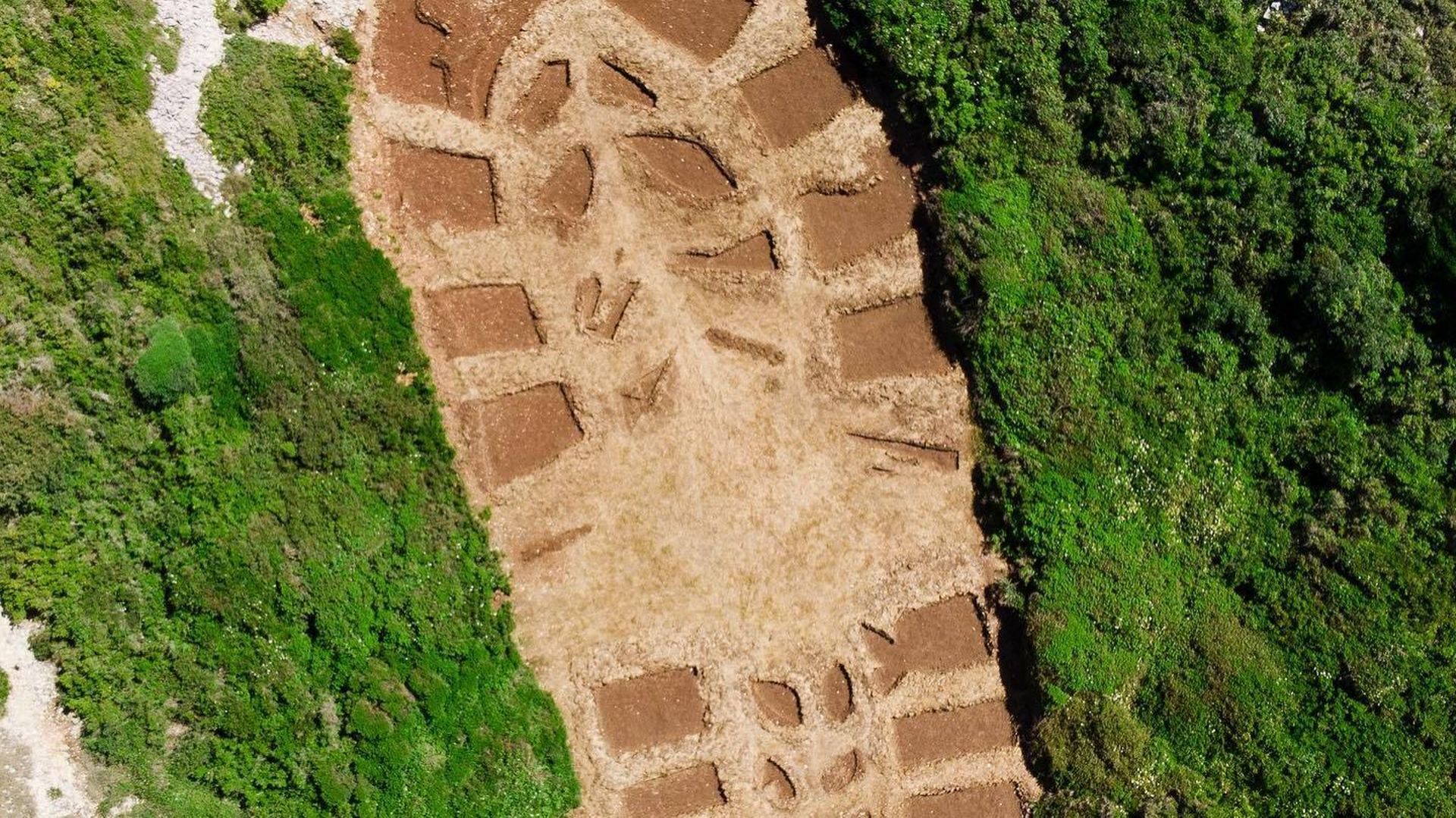Il a fallu 15 jours à l’artiste grec The Krank pour installer "Footprint", œuvre monumentale déployée au beau milieu d’un écrin vert sur l’île de Paxos, en Grèce.