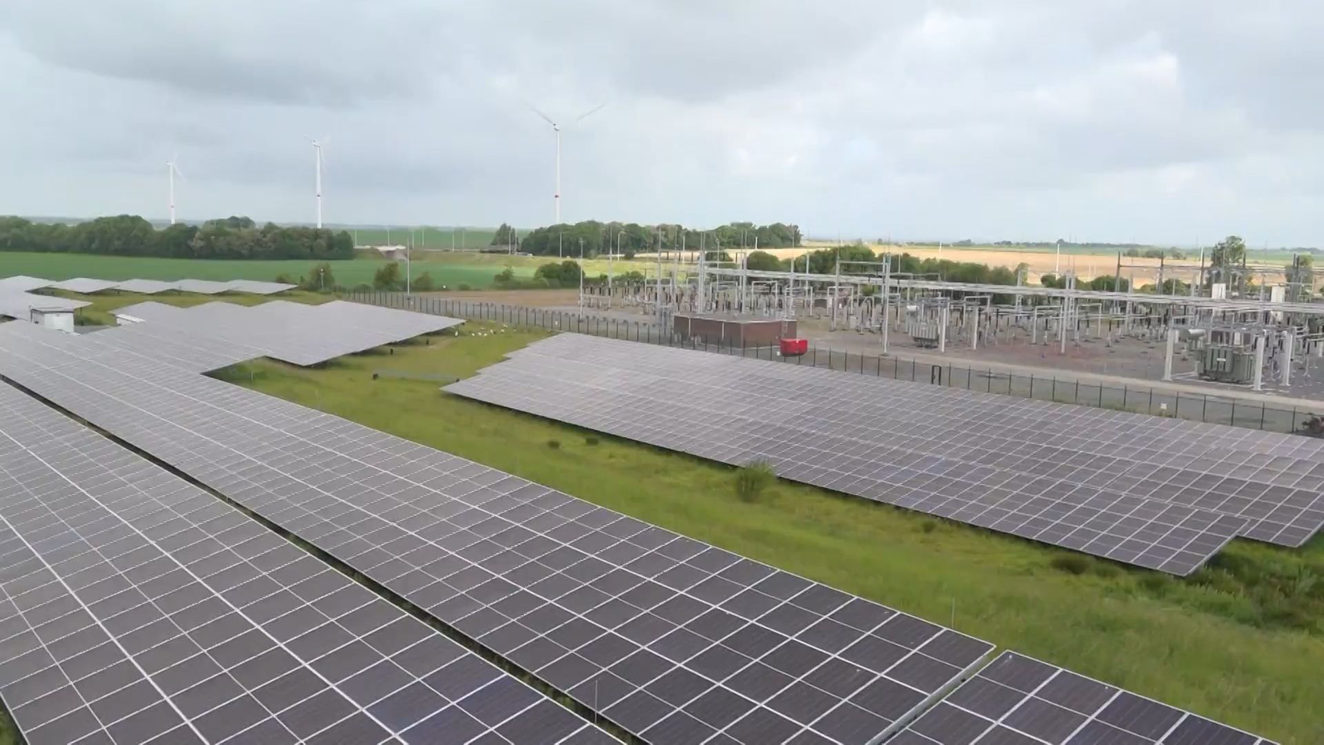 Infrabel : la ligne à grande vitesse Louvain-Liège désormais alimentée par l'énergie solaire - RTBF Actus
