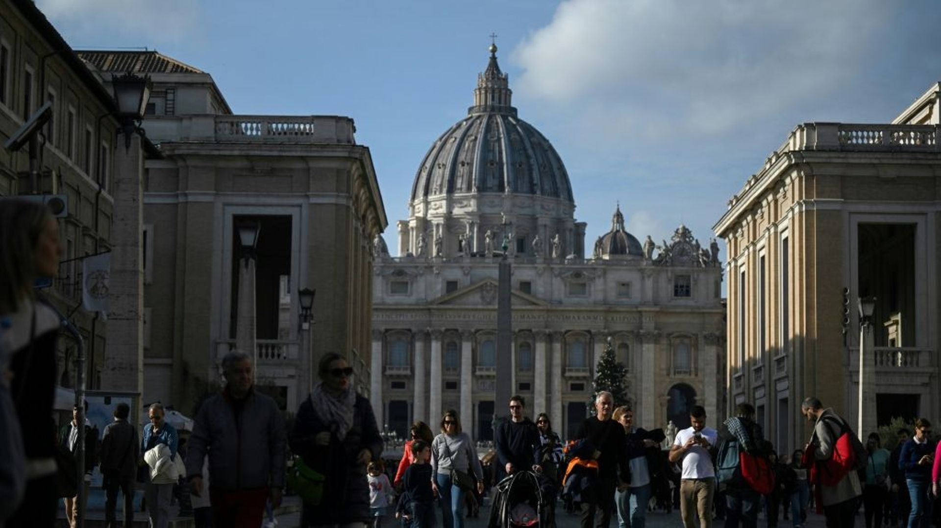 Des passants devant la basilique Saint-Pierre de Rome le 31 décembre 2022, peu après l’annonce du décès du pape émérite Benoît XVI