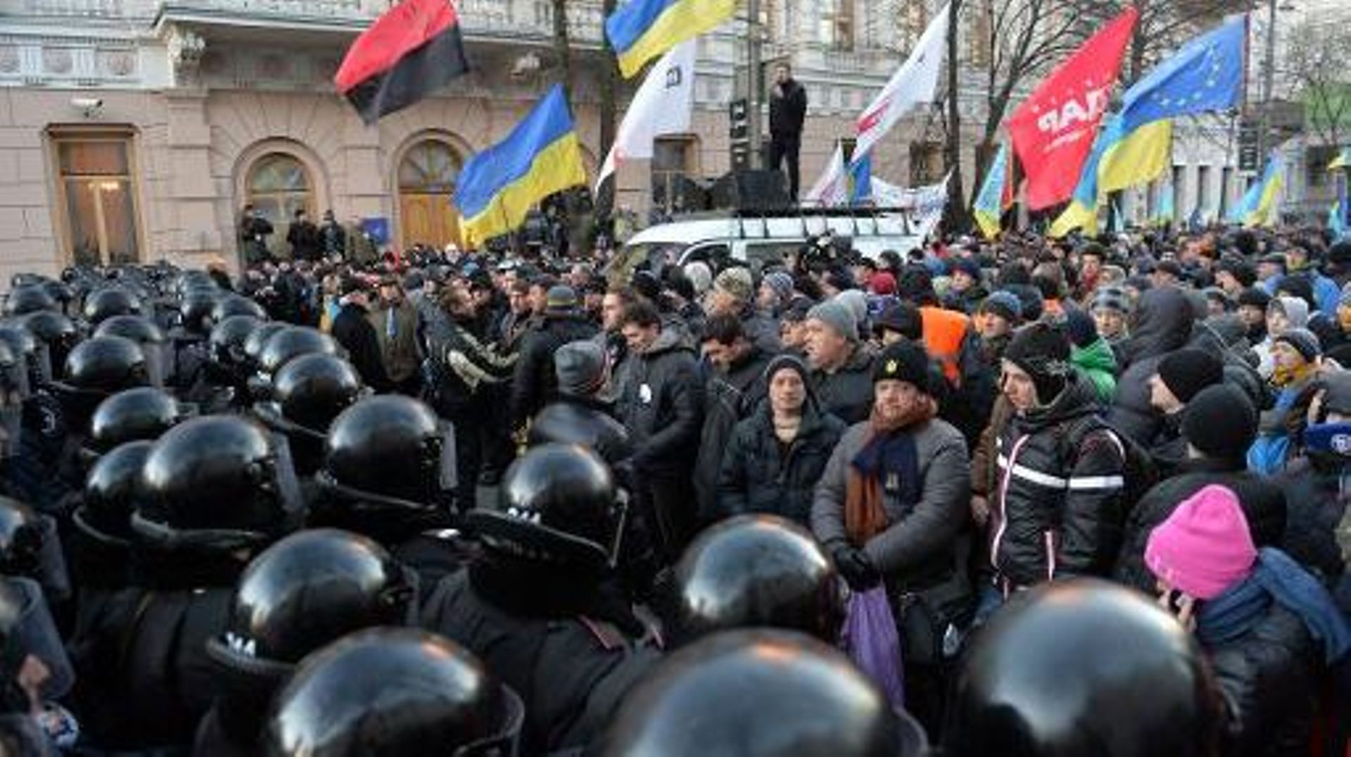 Des manifestants font face aux policiers, devant le Parlement, le 3 décembre 2013 à Kiev 