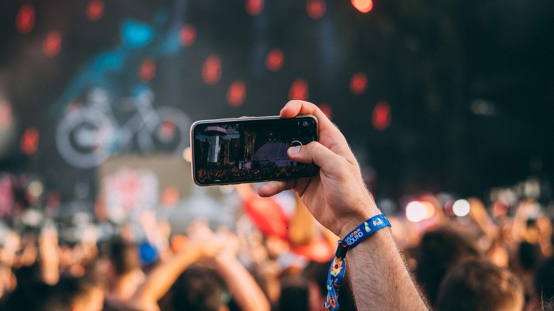 Il ne se passe pas un concert ou un festival de musique sans que l’artiste sur scène ne doive se produire devant une nuée de smartphones levés pour le filmer ou le photographier.