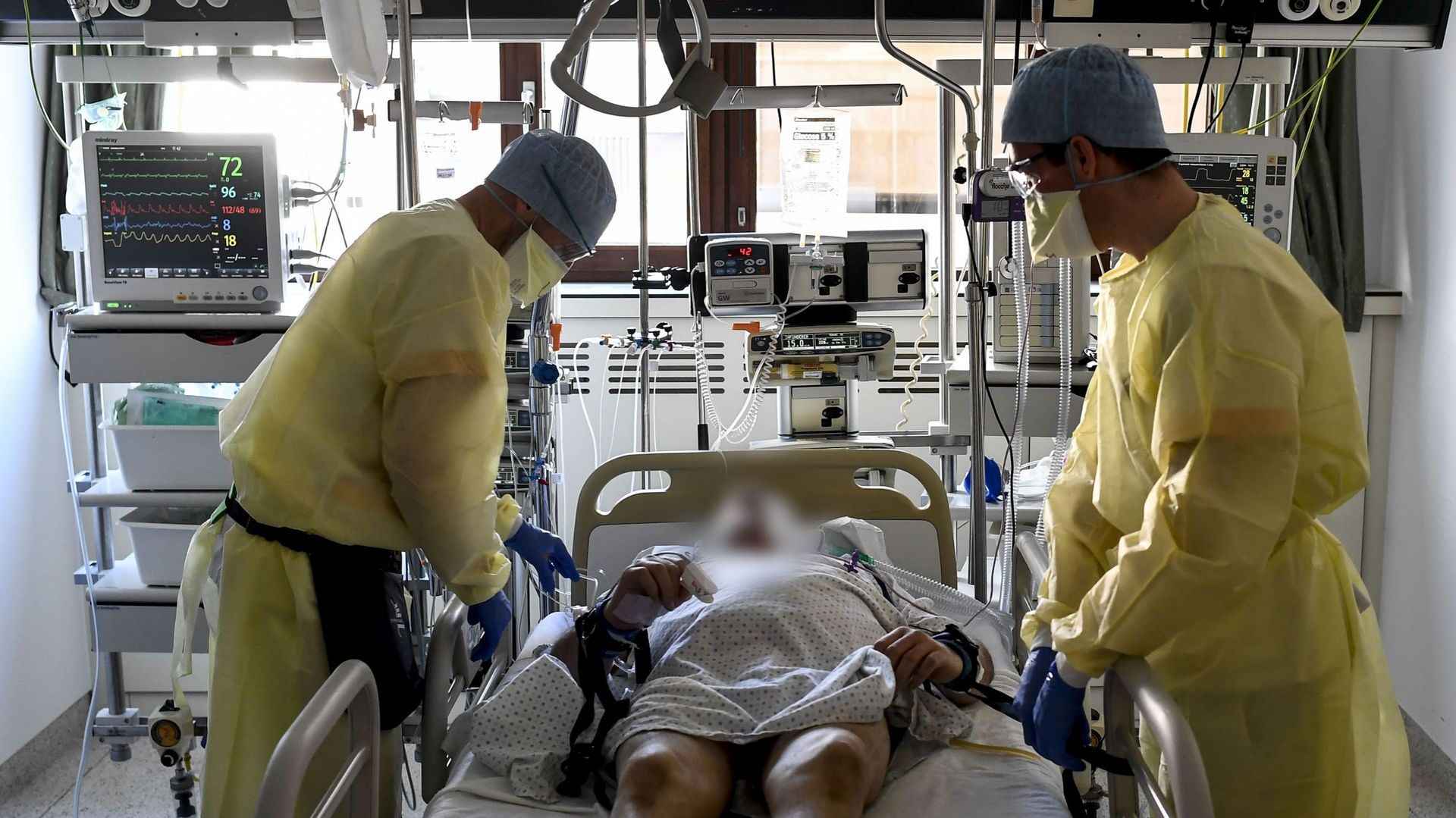 Le personnel infirmier de l’unité de soins intensifs de l’hôpital Imelda à Bonheiden, vendredi 3 avril 2020, en pleine épidémie de covid-19.