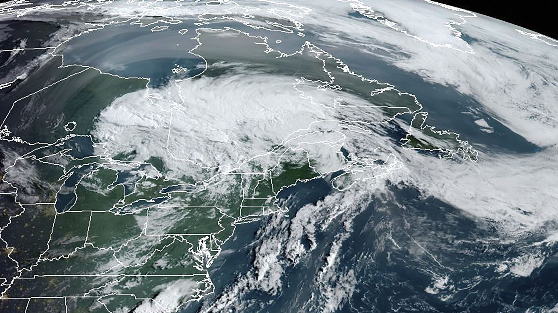 Image satellite de la tempête Isaias.  