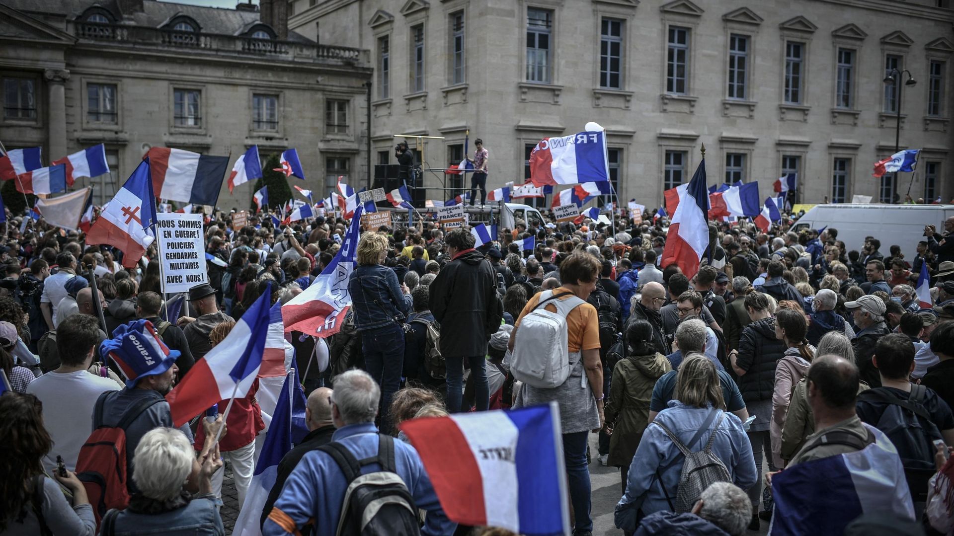 (image d'illustration des manifestations en France contre le pass sanitaire)
