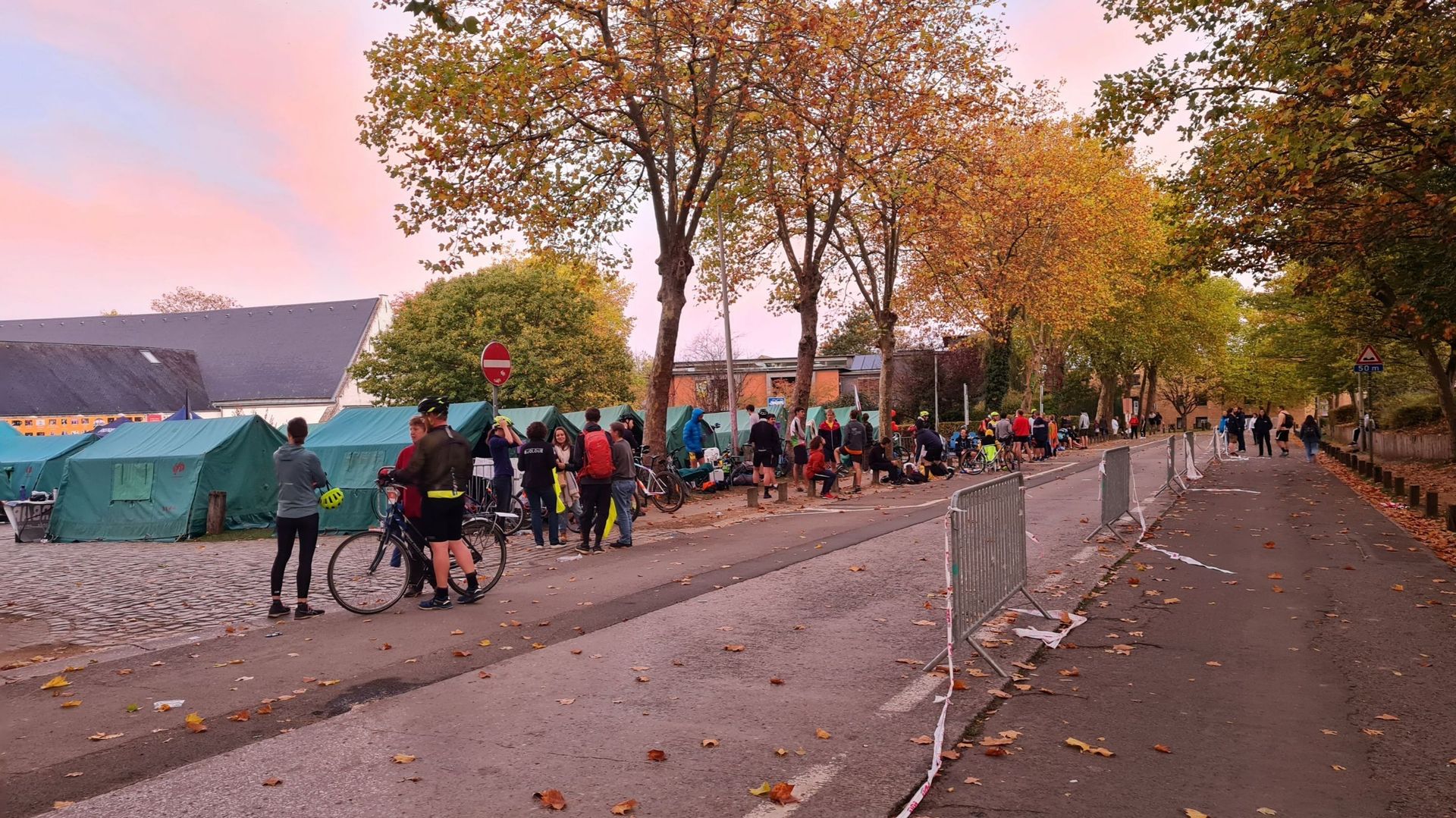 Tôt ce jeudi matin, on croisait surtout les motivés de la course sportive dans les rues de Louvain-la-Neuve.