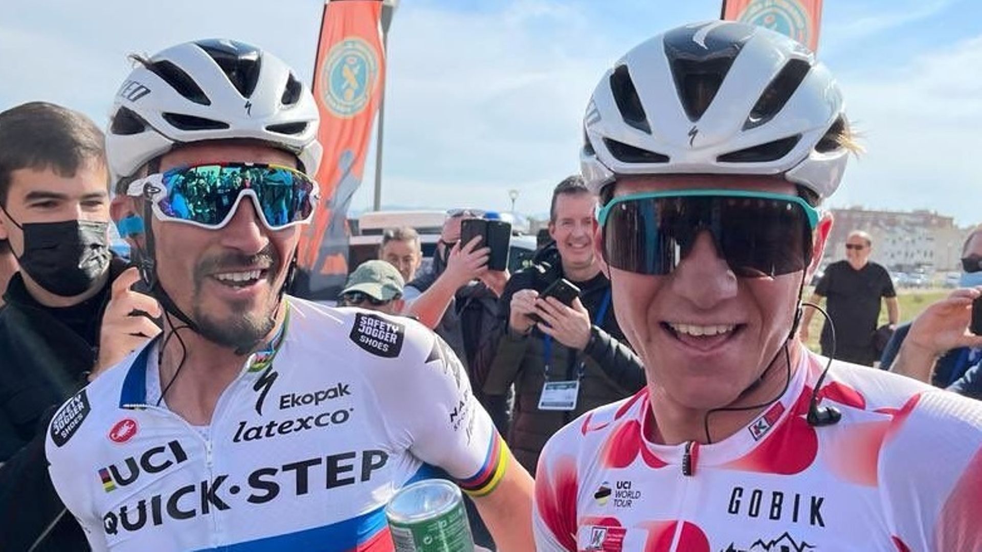 Cyclisme : Julian Alaphilippe et Remco Evenepoel heureux après la victoire du champion du monde dans la deuxième étape au Tour du Pays basque. 