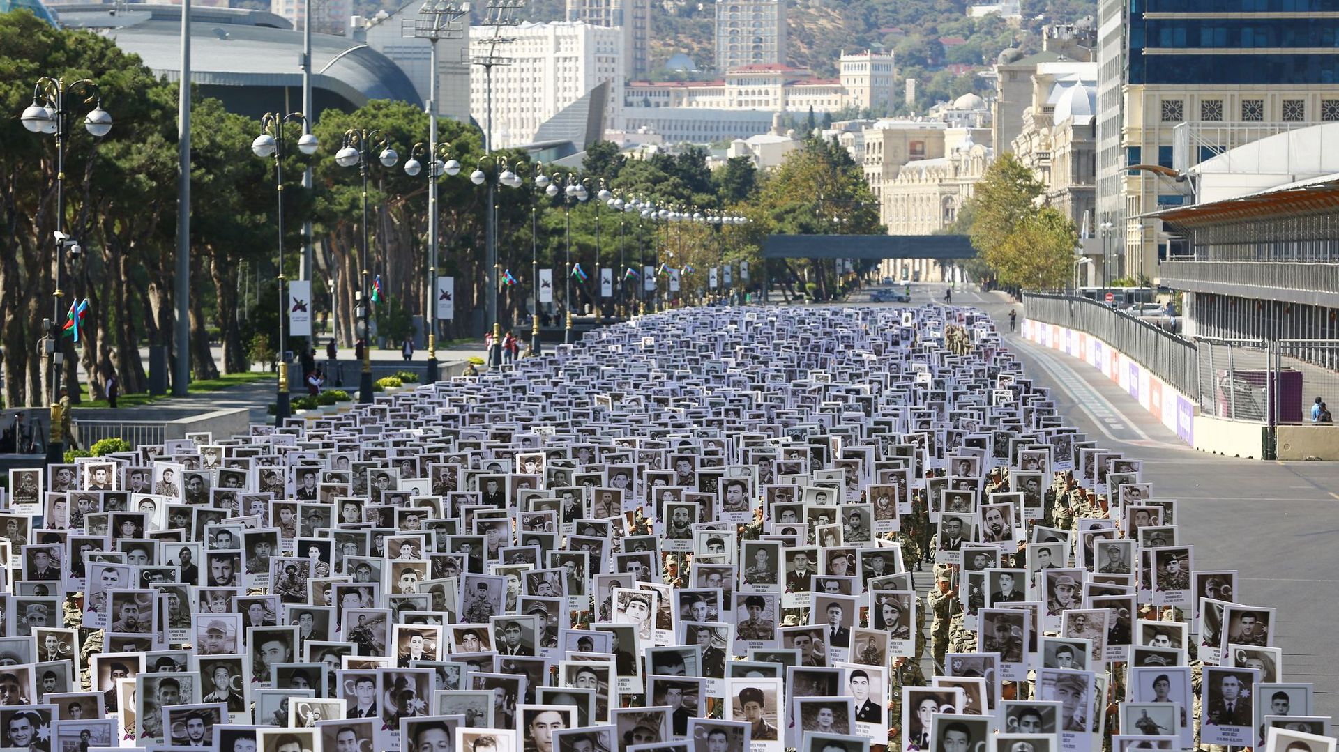 Marche en hommage aux victimes azéries de la guerre le 27 septembre 2021 à Bakou