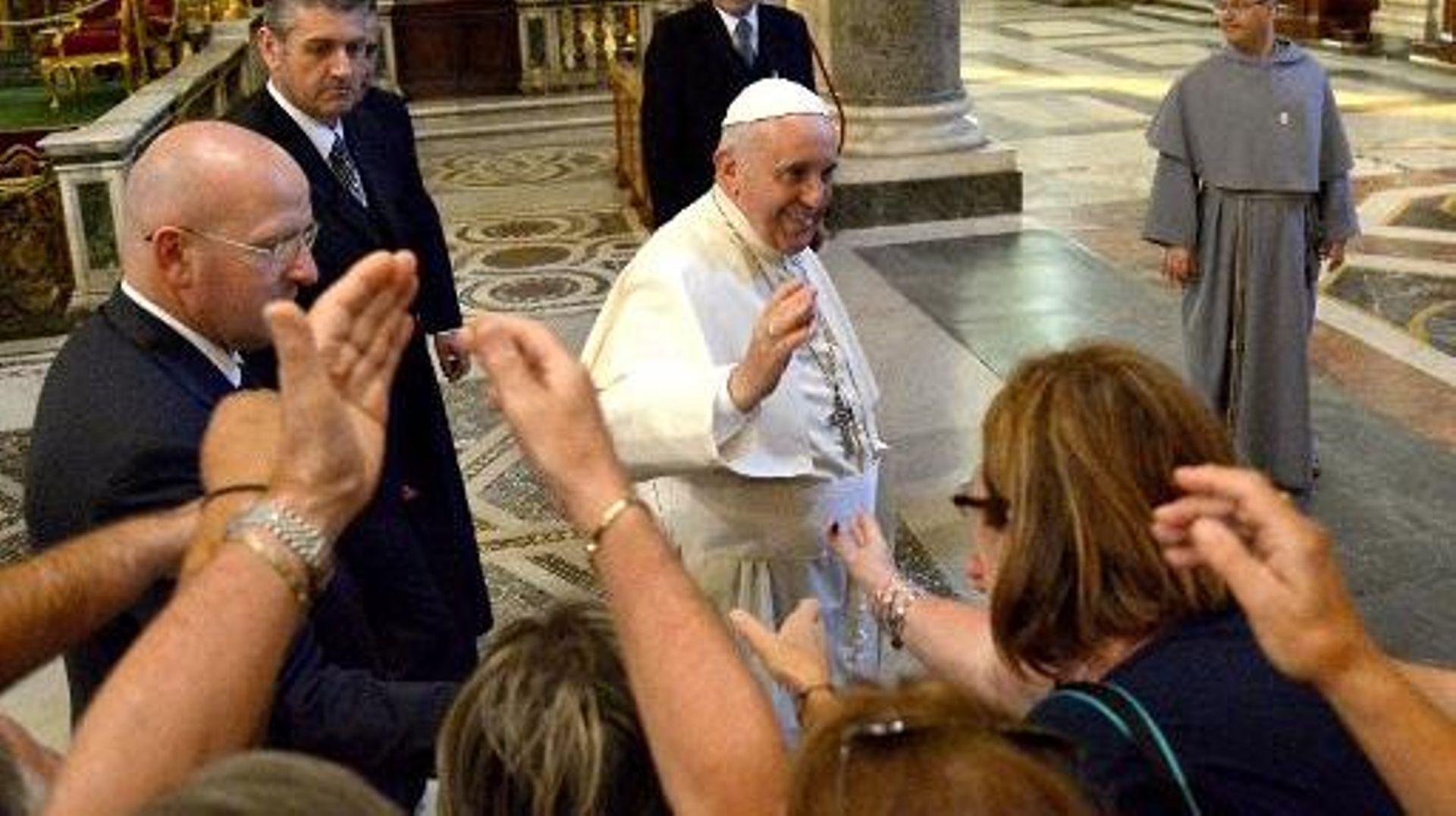 Le pape François salue les fidèles lors de sa visite à la basilique Sainte-Marie-Majeure à son retour de Corée du Sud, le 18 août 2014 à Rome