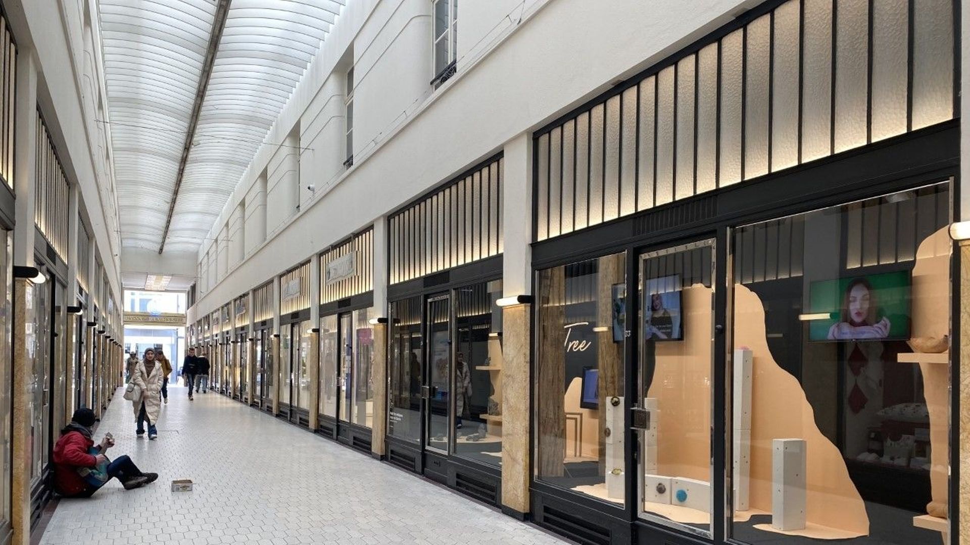 Quel 'Avenir' pour le centre-ville de Liège ? De faux magasins s'installent  pour colorer les vitrines de commerces vides 