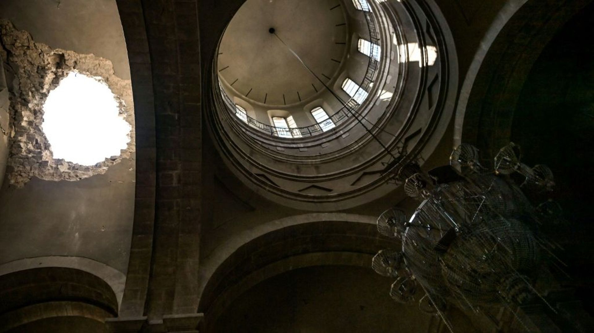 La cathédrale de Choucha, au Nagorny Karabach, atteinte par une bombe qui en a notamment percé le toit, le 8 octobre 2020