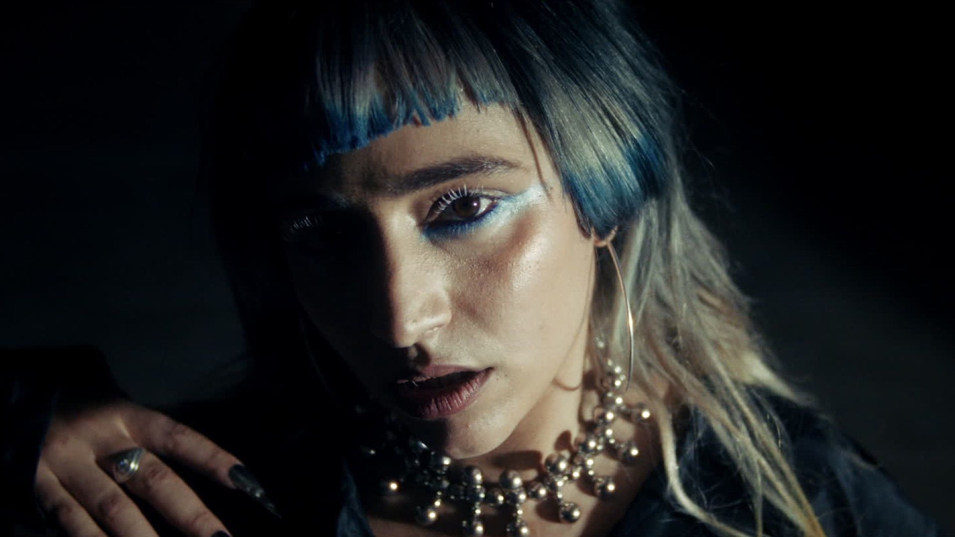 “I H❤️te Myself” : Blu Samu signe un retour brut et sans filtre