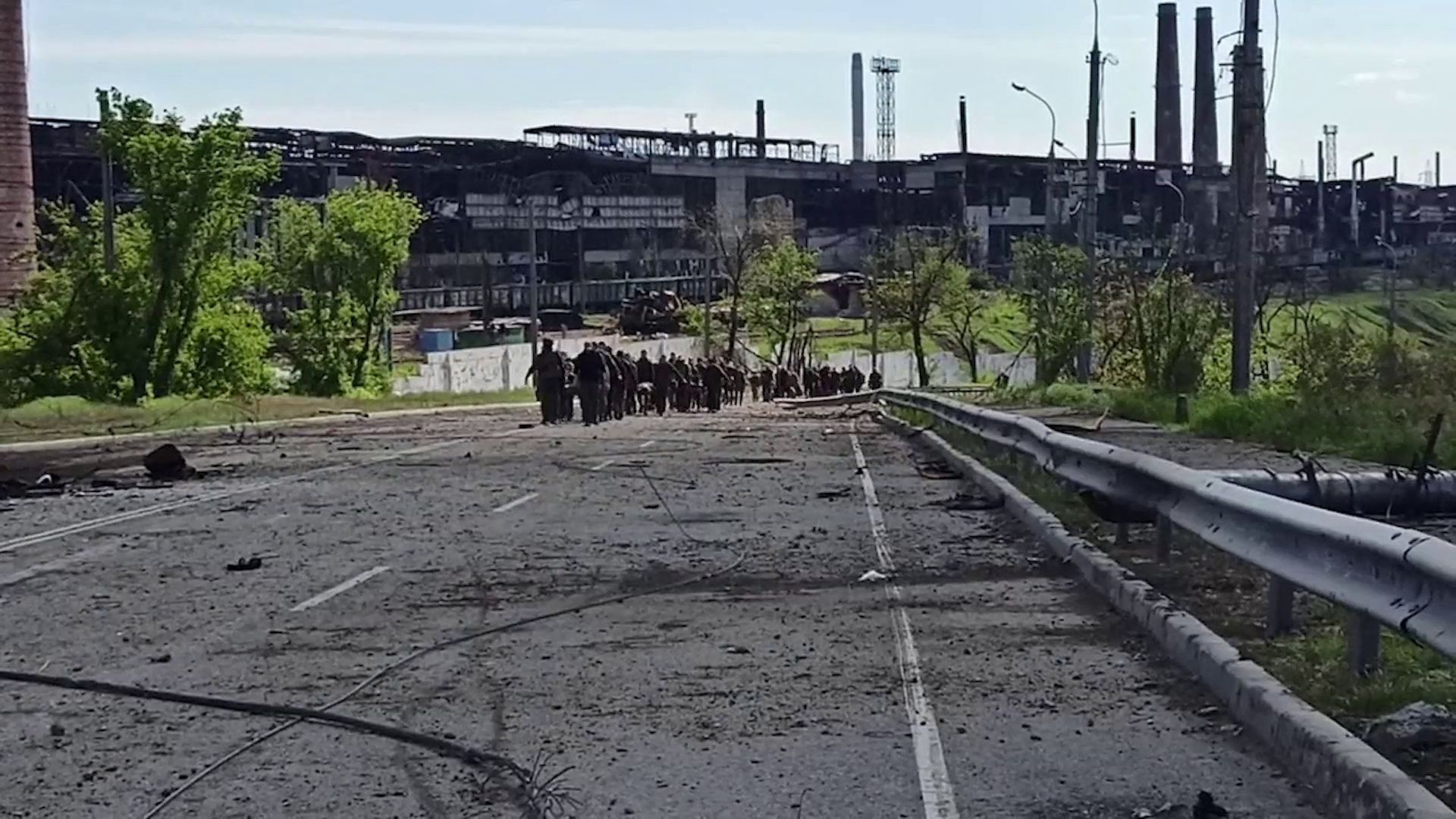 Combattants de l’usine Azovstal se rendent à l’armée russe, le 17 mai.