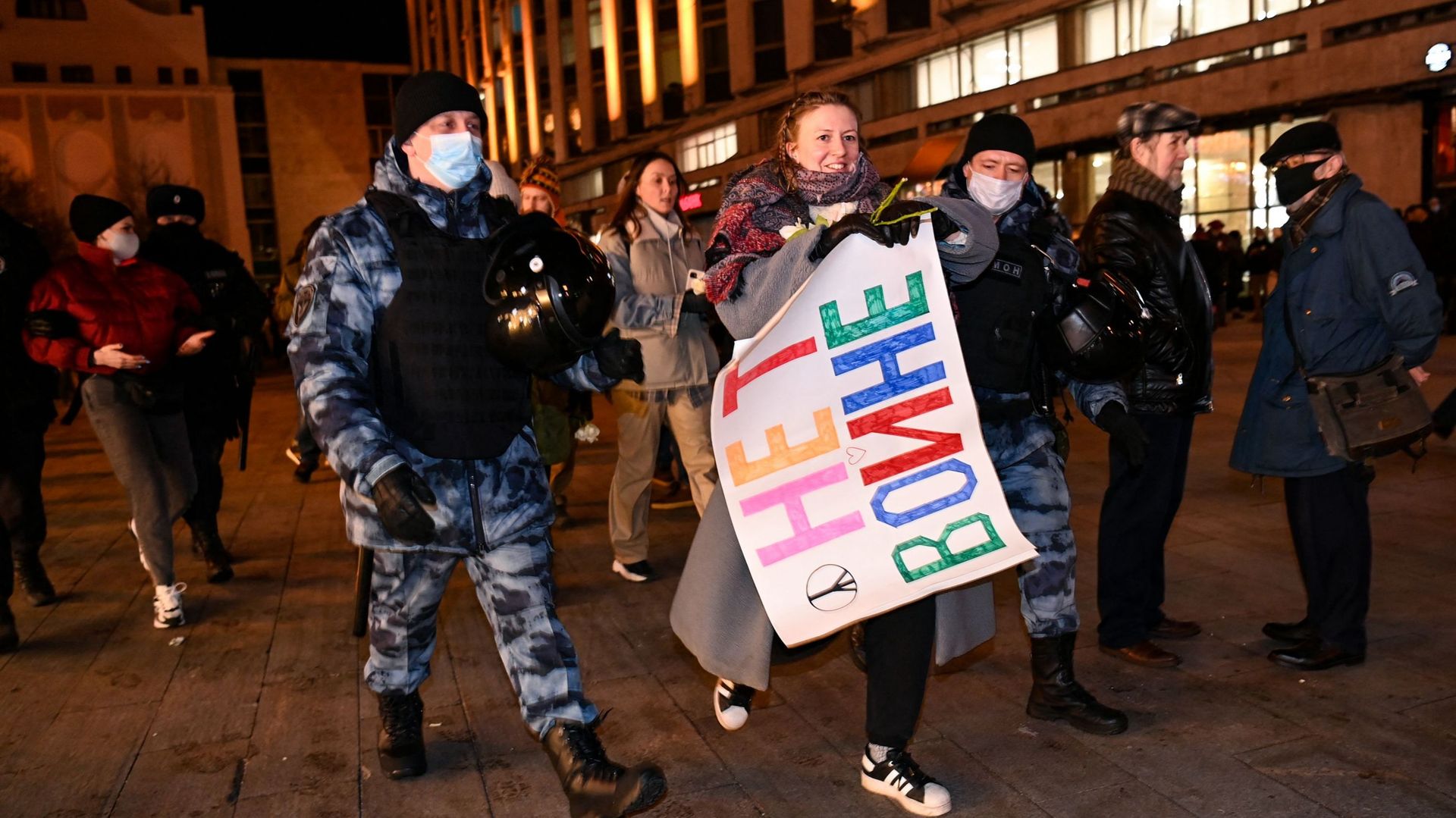 Des policiers arrêtent une manifestante anti-guerre, le 24 février à Moscou.