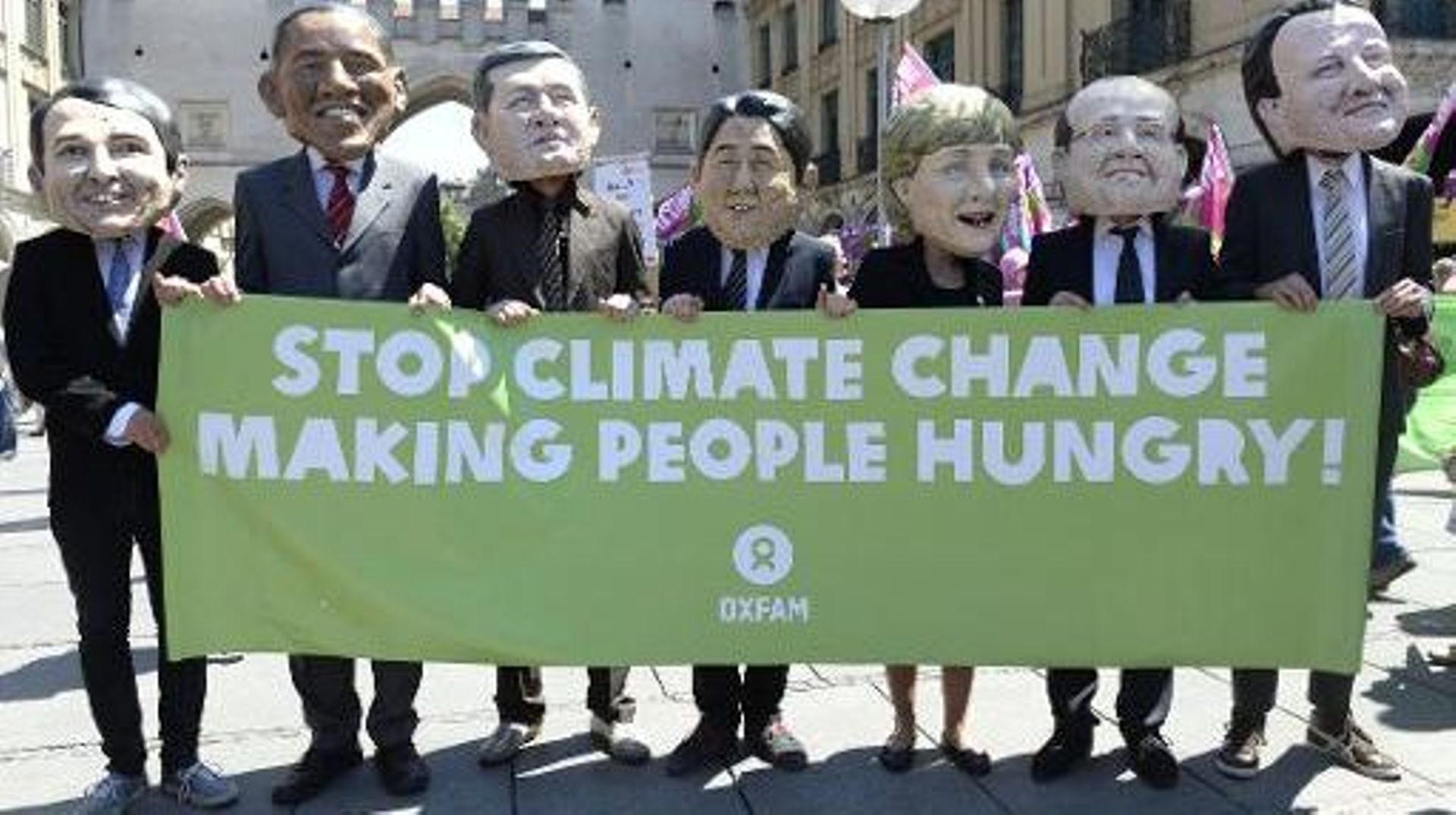 Des membres d'Oxfam pendant la manifestation anti-G7, le 4 juin 2015 à Munich 