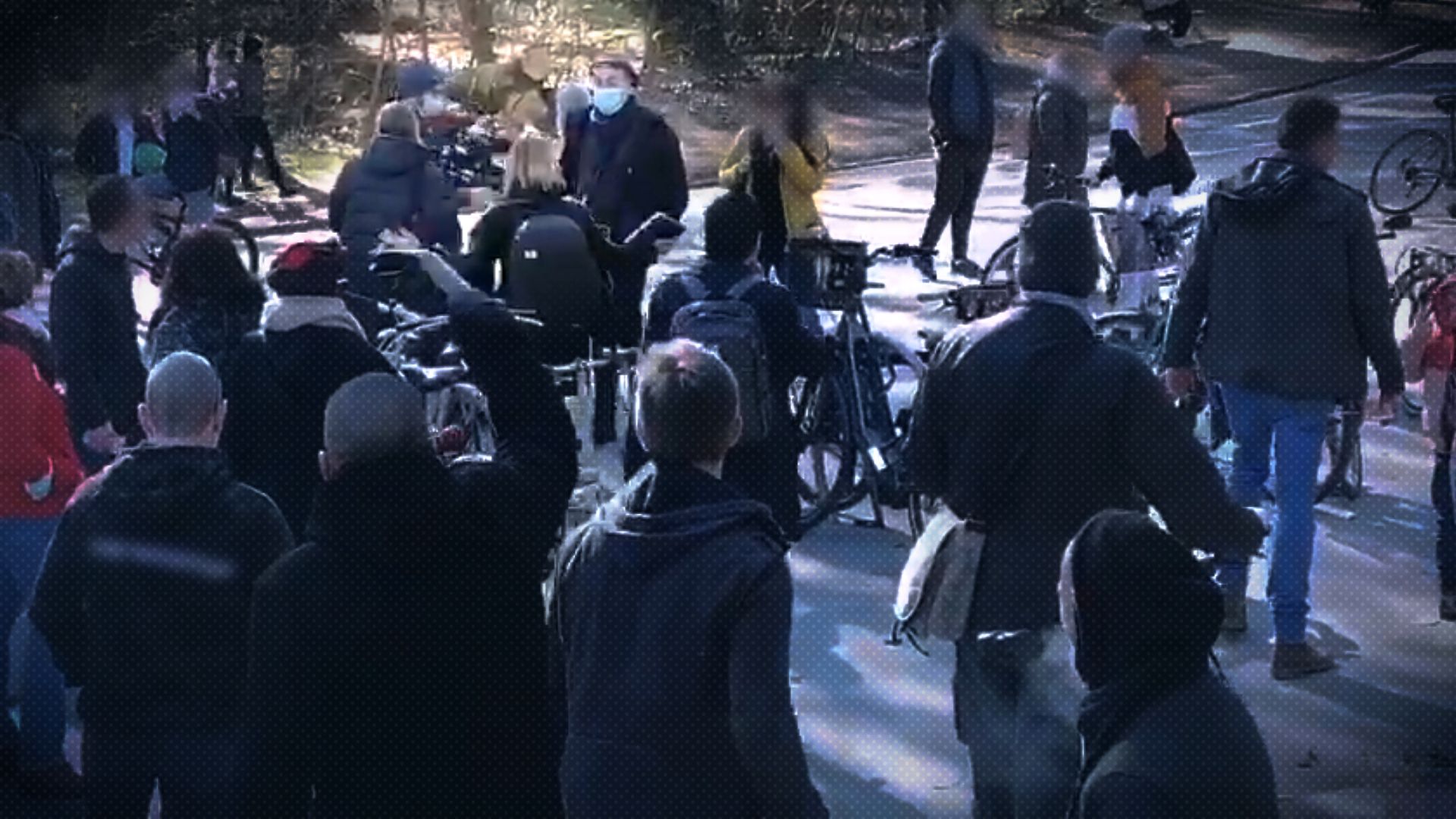 Une équipe de la RTBF prise à partie par des manifestants, au Bois de la Cambre, le 20 mars dernier 