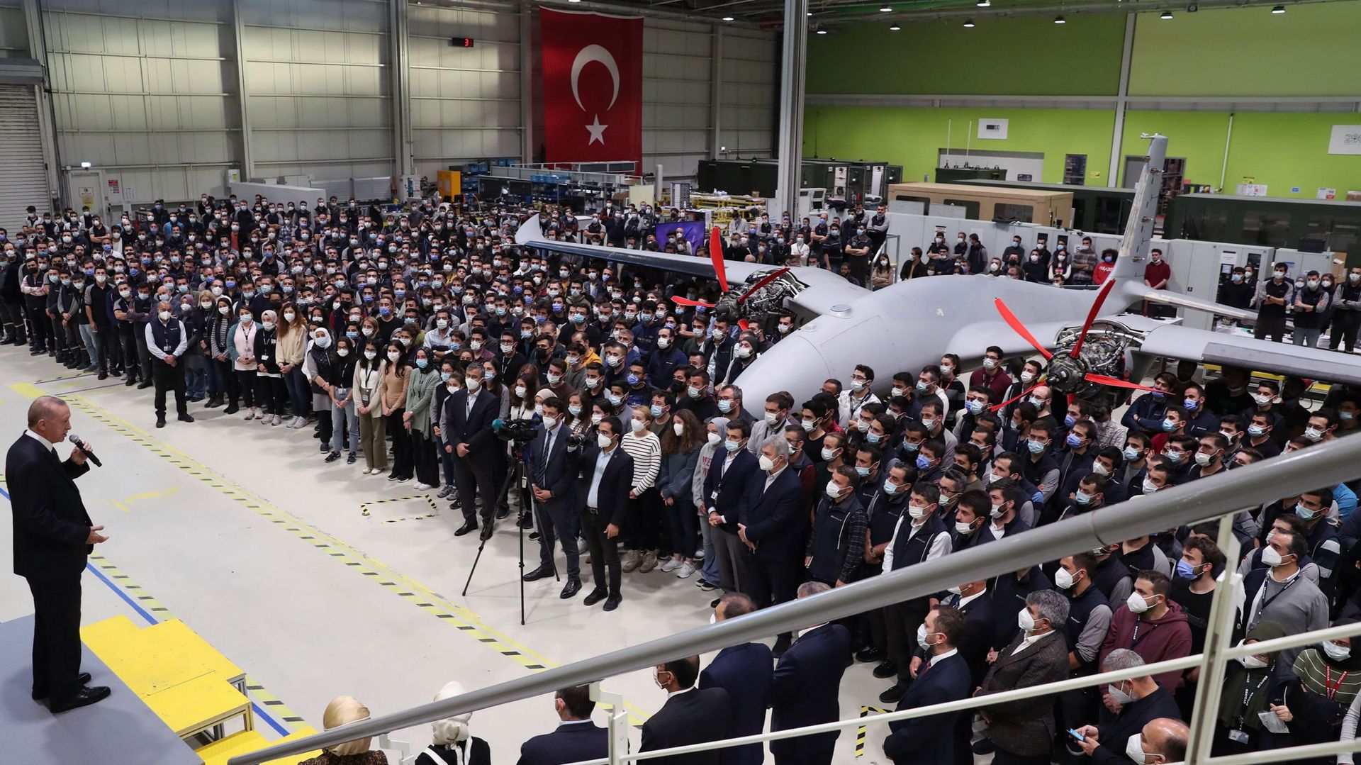 Le président turc Recep Tayyip Erdogan s’adresse aux employés de Baykar lors de sa visite pour présenter ses condoléances à la famille d’Ozdemir Bayraktar, le fondateur de l’une des principales entreprises de défense turques Baykar, après le décès de Bayr