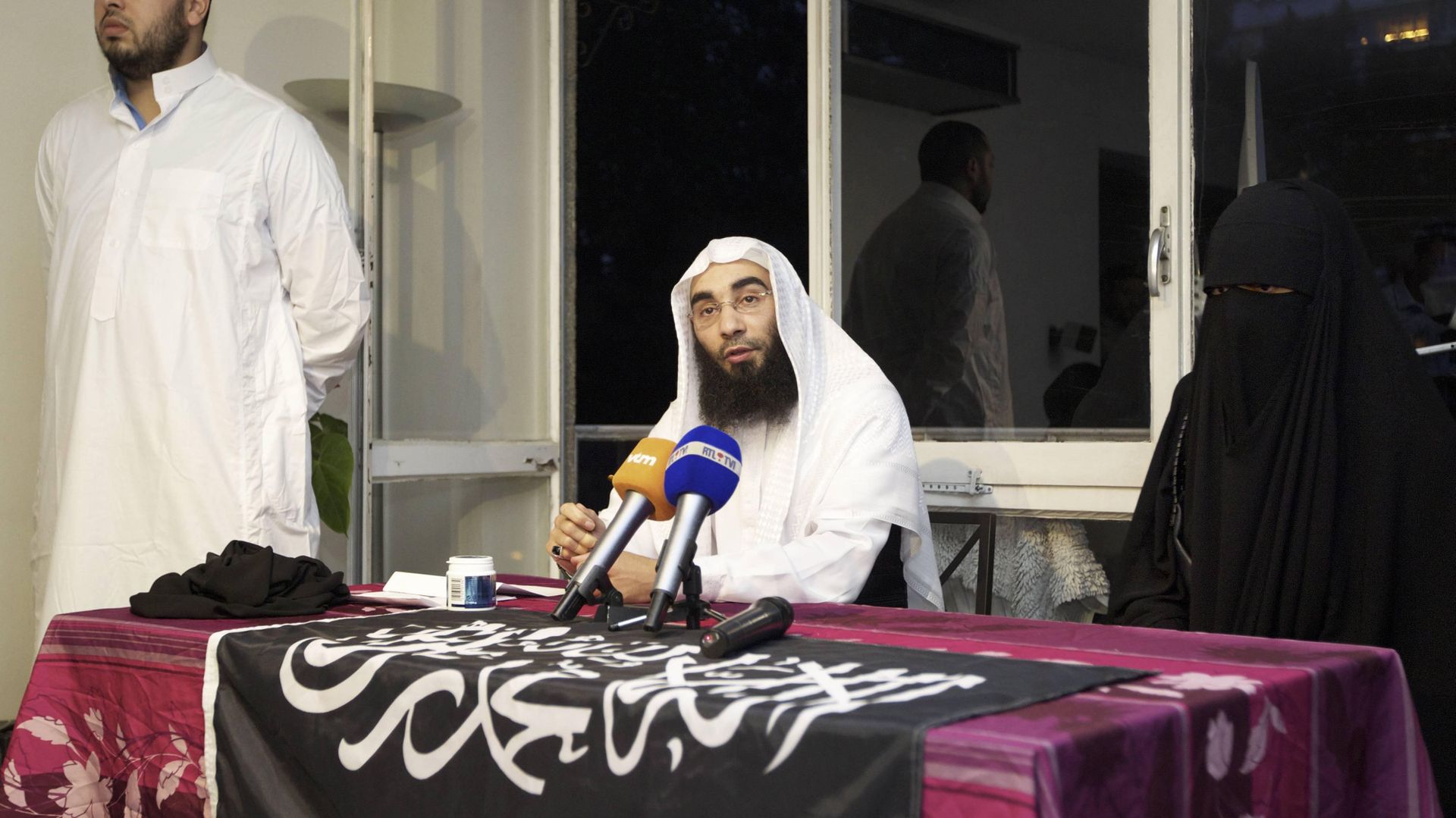 Fouad Belkacem, leader de Sharia4Belgium lors d’une conférence de presse en juin 2012.