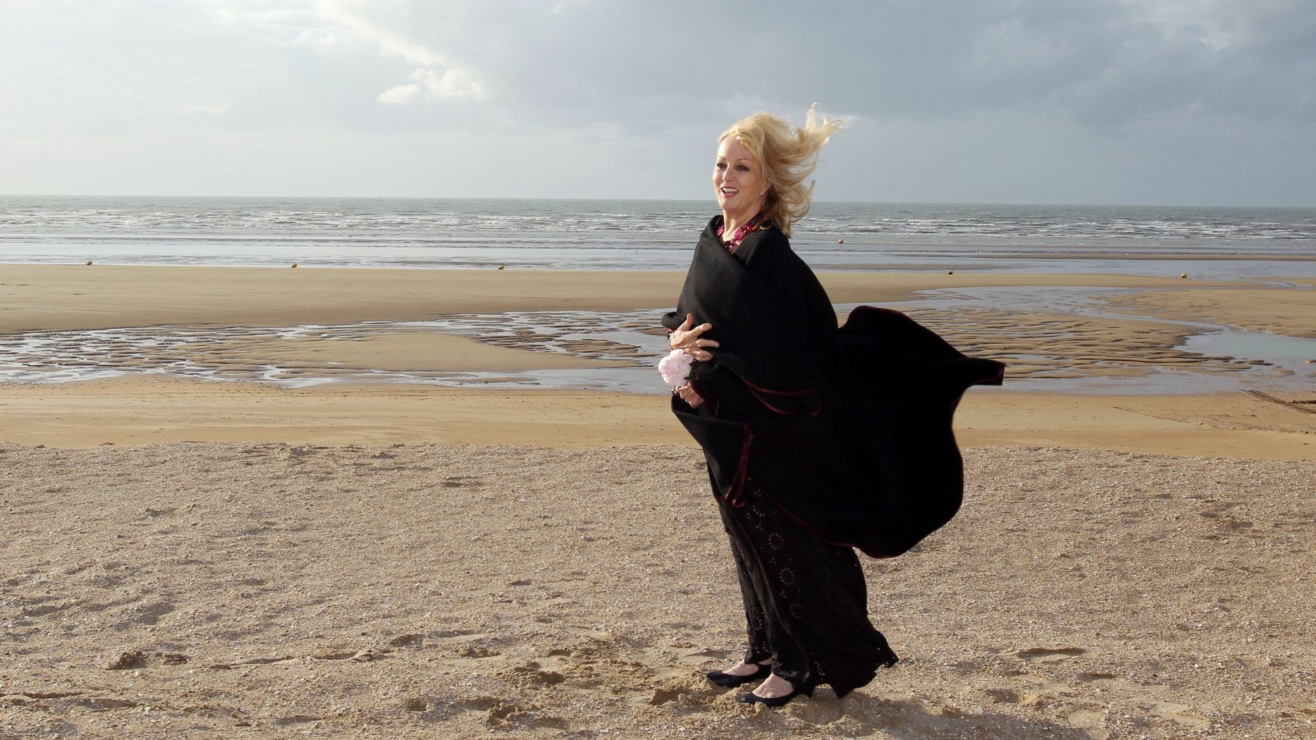 Sur la plage lors du 25e festival de Cabourg, en juin 2011