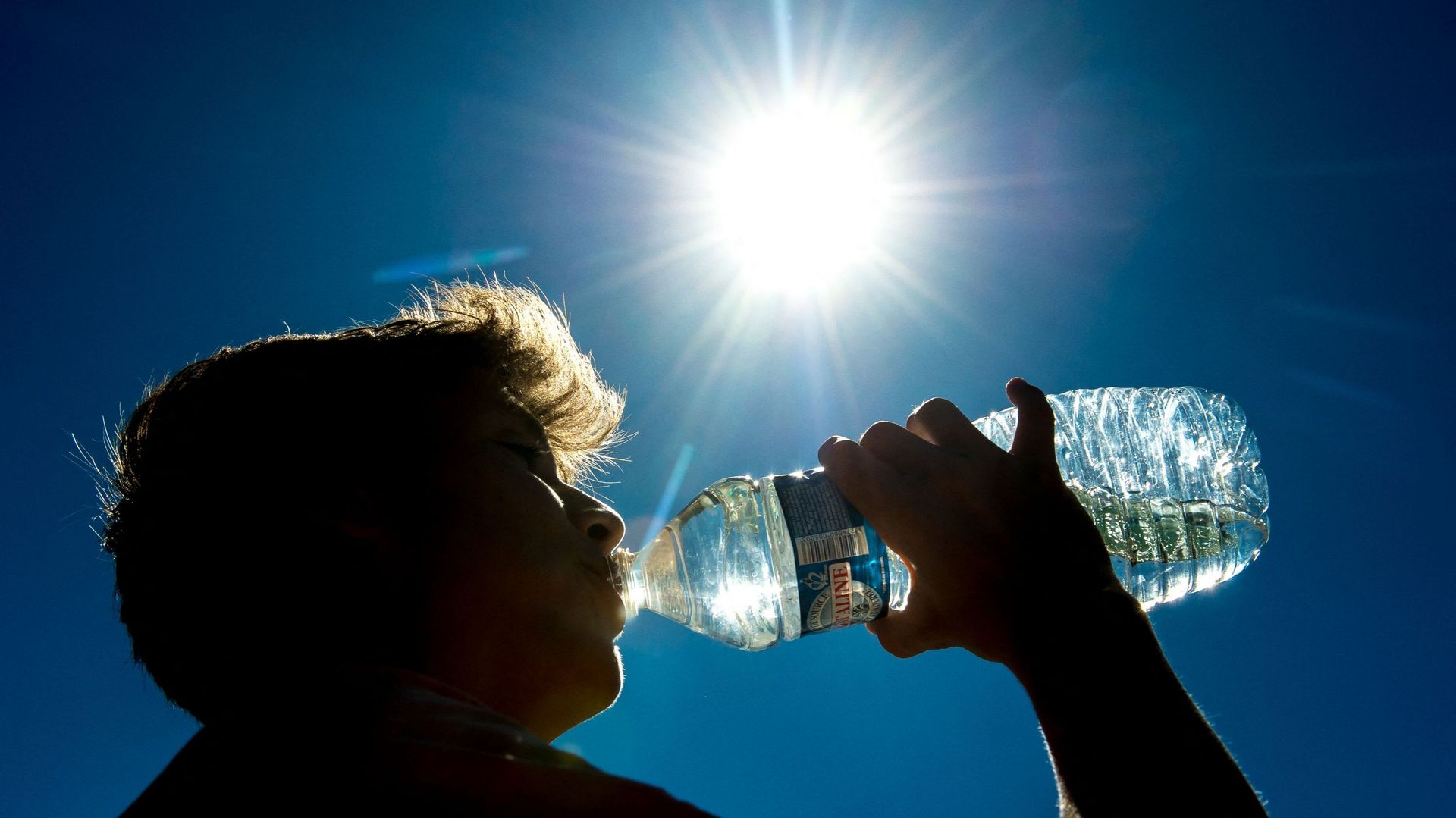 Boire de l’eau est plus que conseillé en période de canicule.