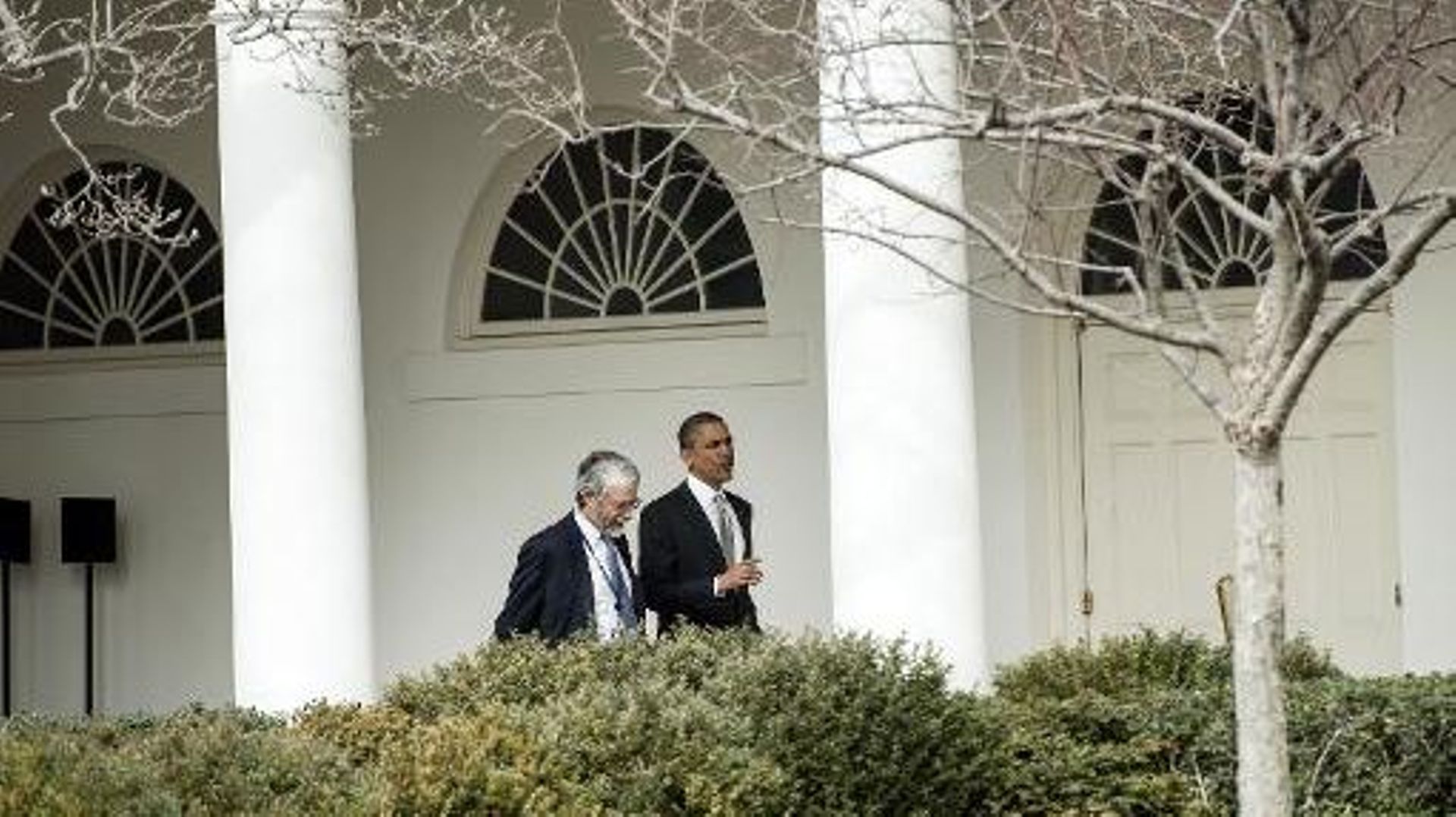 Le président américain Barack Obama (d) aux côtés de son  conseiller scientifique John Holdren (g), le 7 mars 2014 à la Maison Blanche à Washington 
