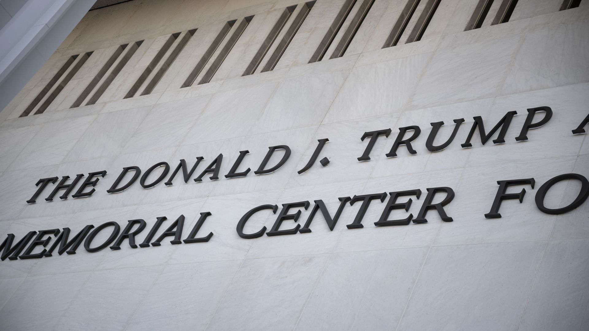 Plusieurs artistes boycottent le Kennedy Center après son changement de nom en l’honneur de Donald Trump