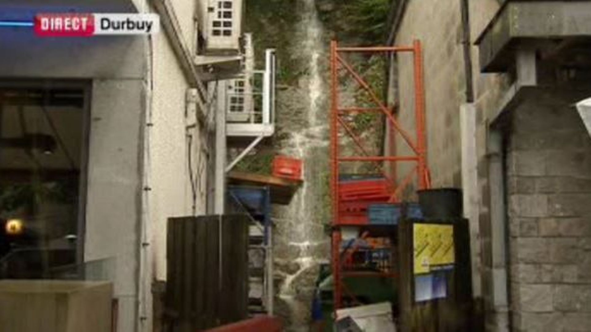 Une véritable cascade d'eau inonde les commerçants à Durbuy