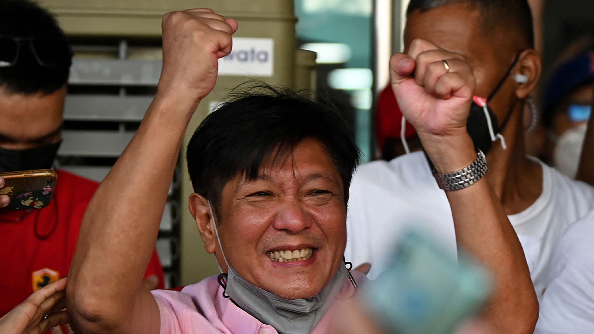 Le candidat à la présidence Ferdinand Marcos Jr célèbre avec ses partisans à son arrivée au quartier général de la campagne à Manille, le 11 mai 2022.