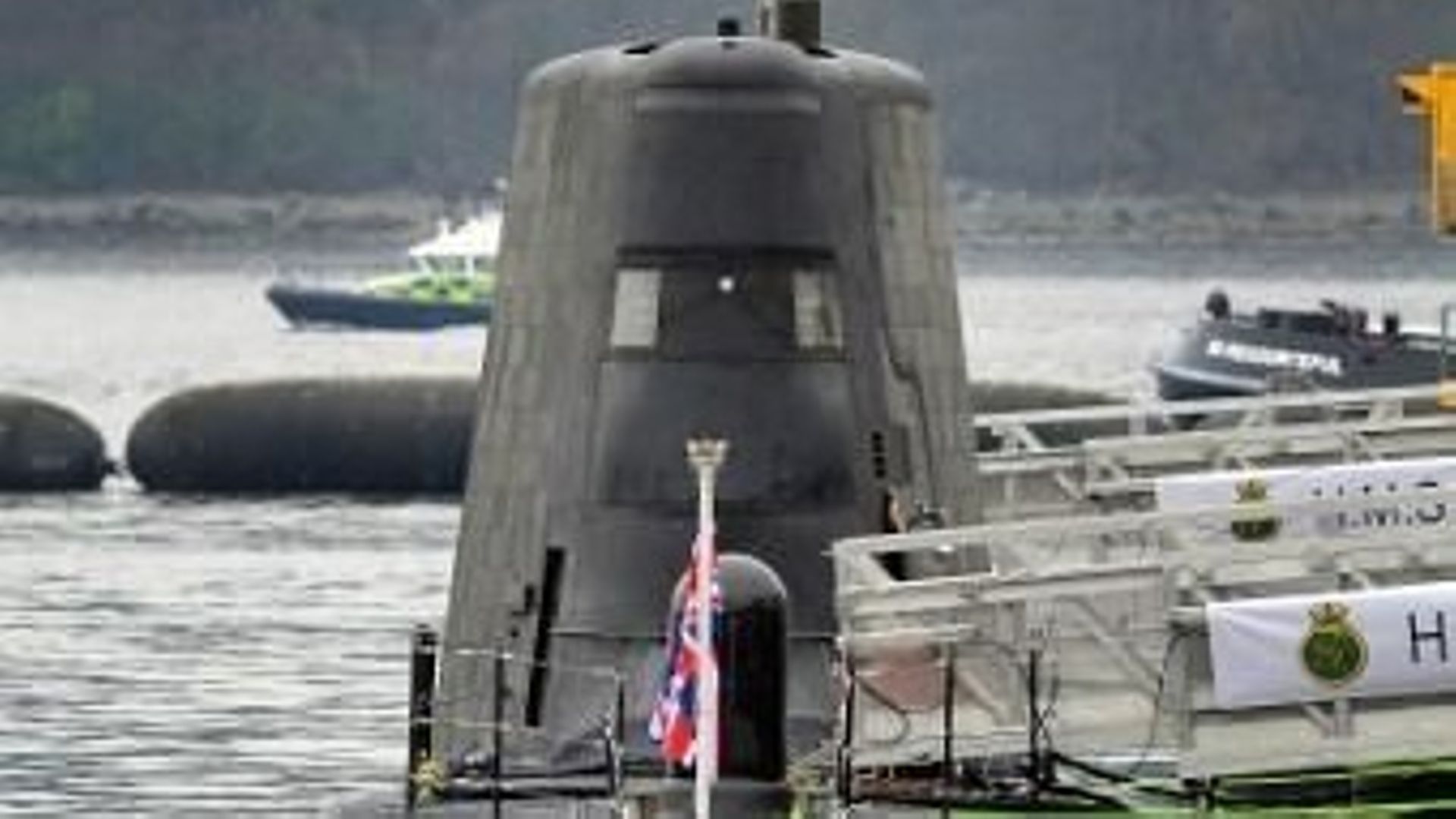 Le sous-marin de classe Astute HMS Artful est photographié après être devenu officiellement un navire de guerre de la Royal Navy lors d'une cérémonie à la base navale de Faslane, Rhu, Écosse, le 18 mars 2016. 