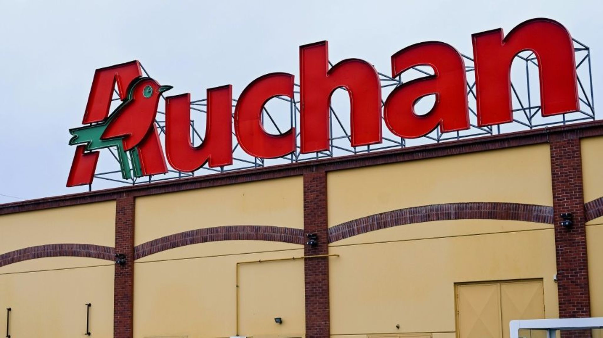 La direction du distributeur Auchan Retail France annonce un plan qui prévoit la suppression de 1.475 postes