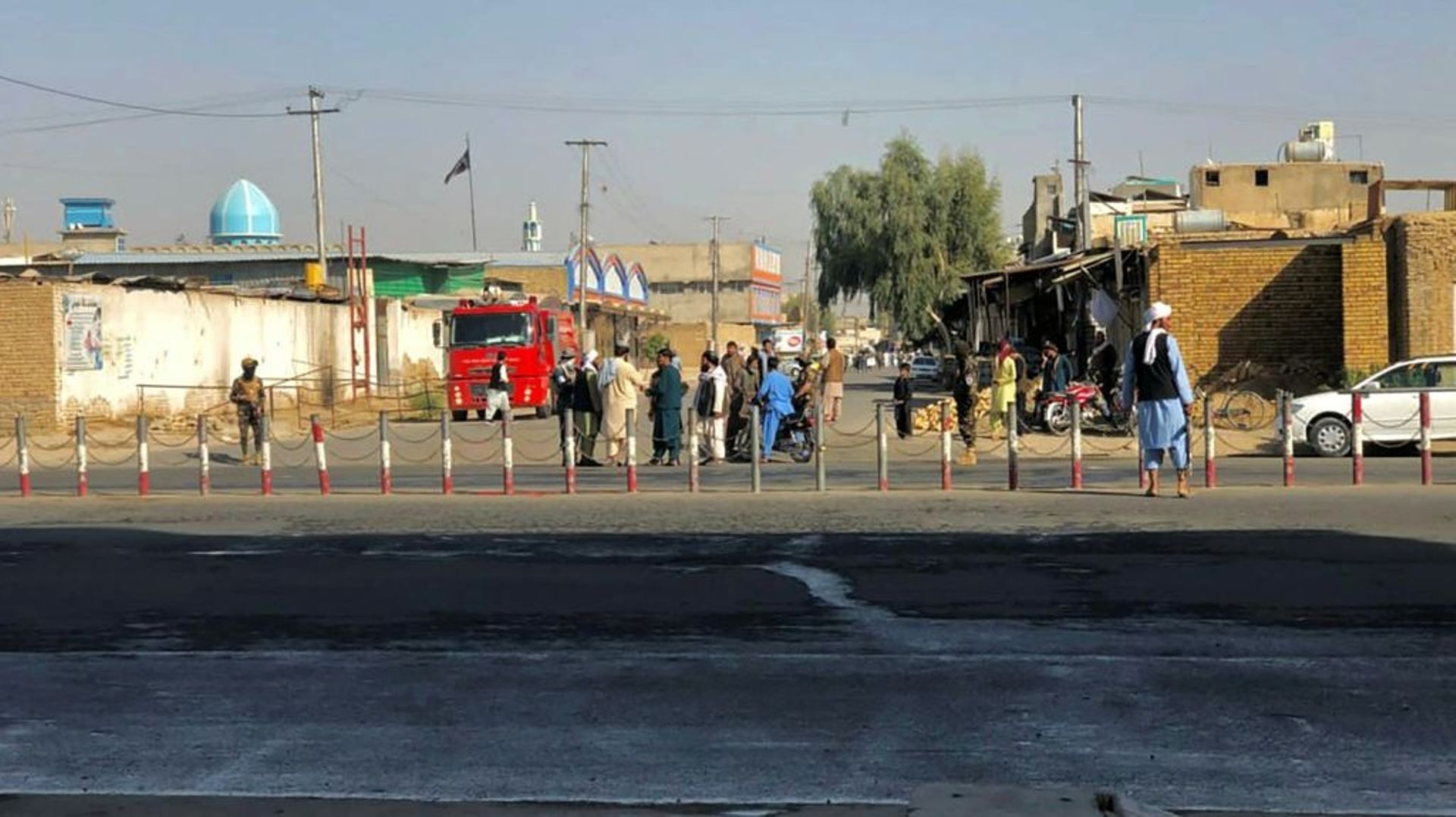 Des talibans montent la garde près d'une mosquée chiite après des explosions meurtrières, le 15 octobre 2021 à Kandahar, en Afghanistan