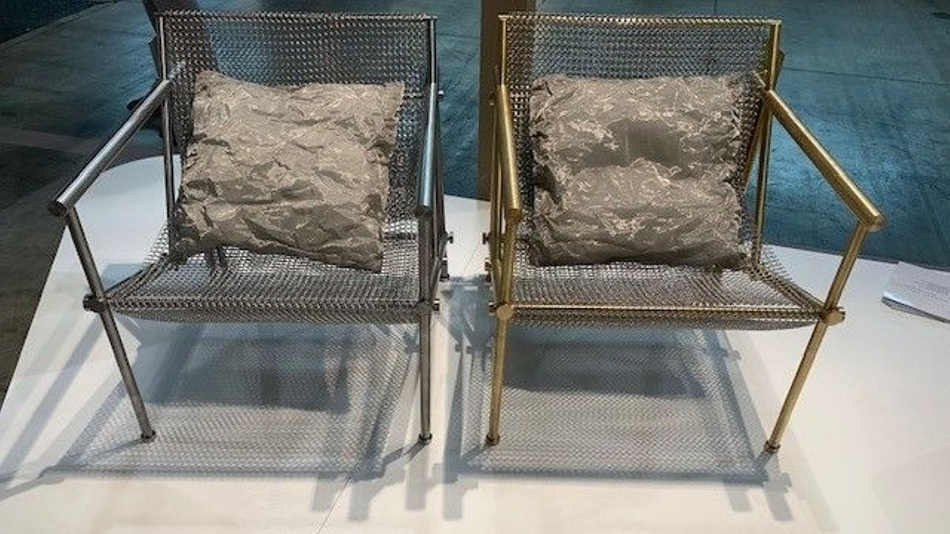 La Sambrevilloise Shannel Kapitan est présente au salon du meuble de Milan ou elle expose deux fauteuils métalliques.