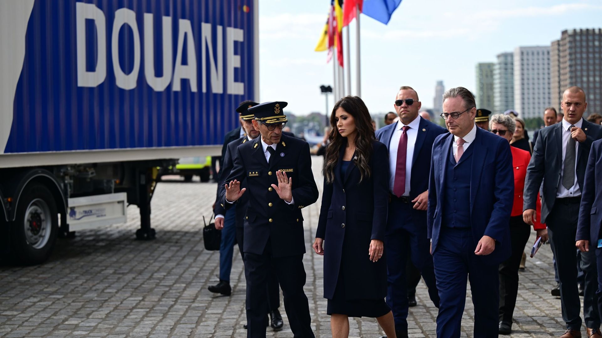 Lutte contre le trafic de drogues : la secrétaire américaine Kristi Noem en visite au Port d’Anvers