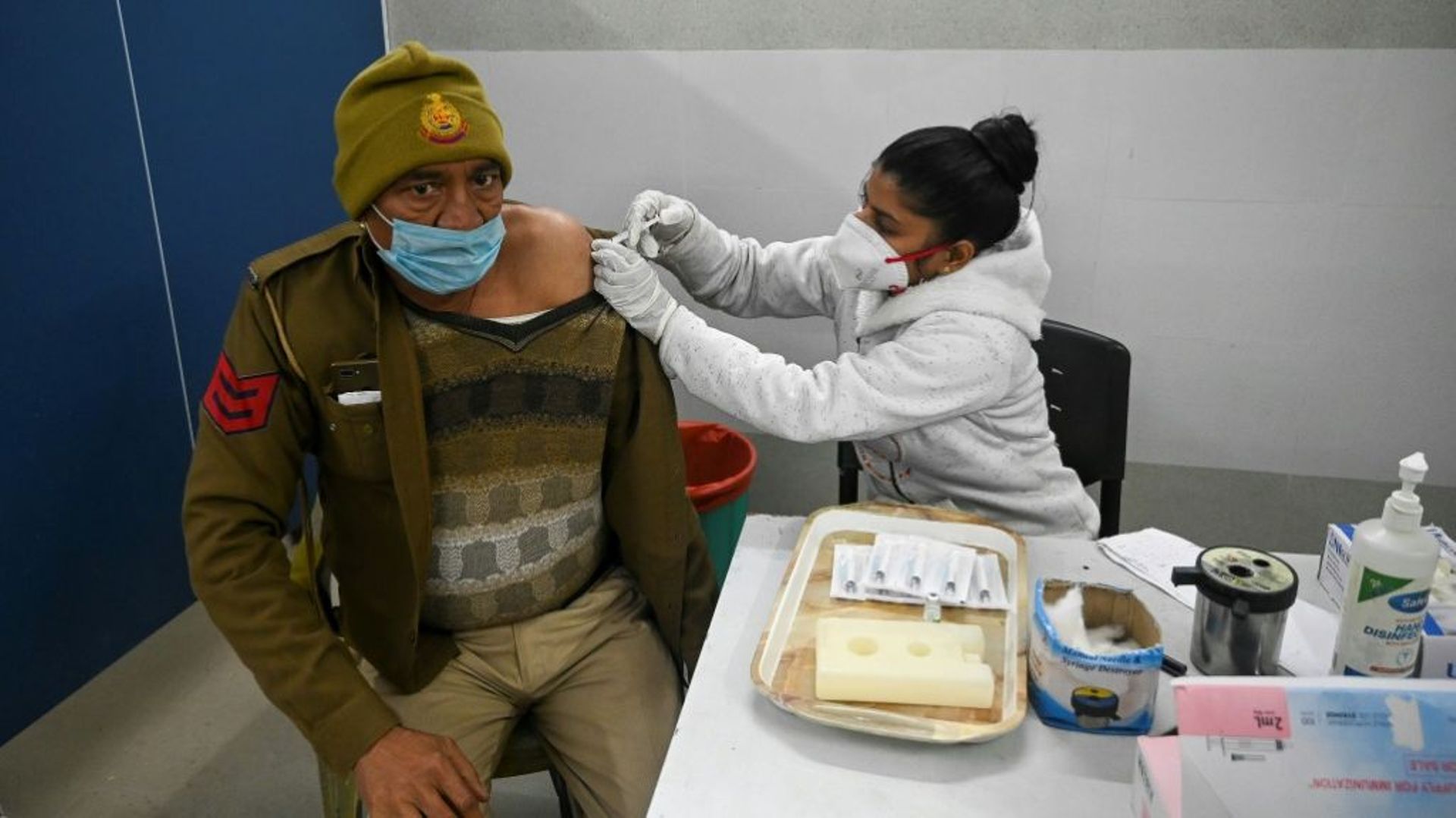 Un policier reçoit une dose de vaccin à New Delhi, le 15 janvier 2022.