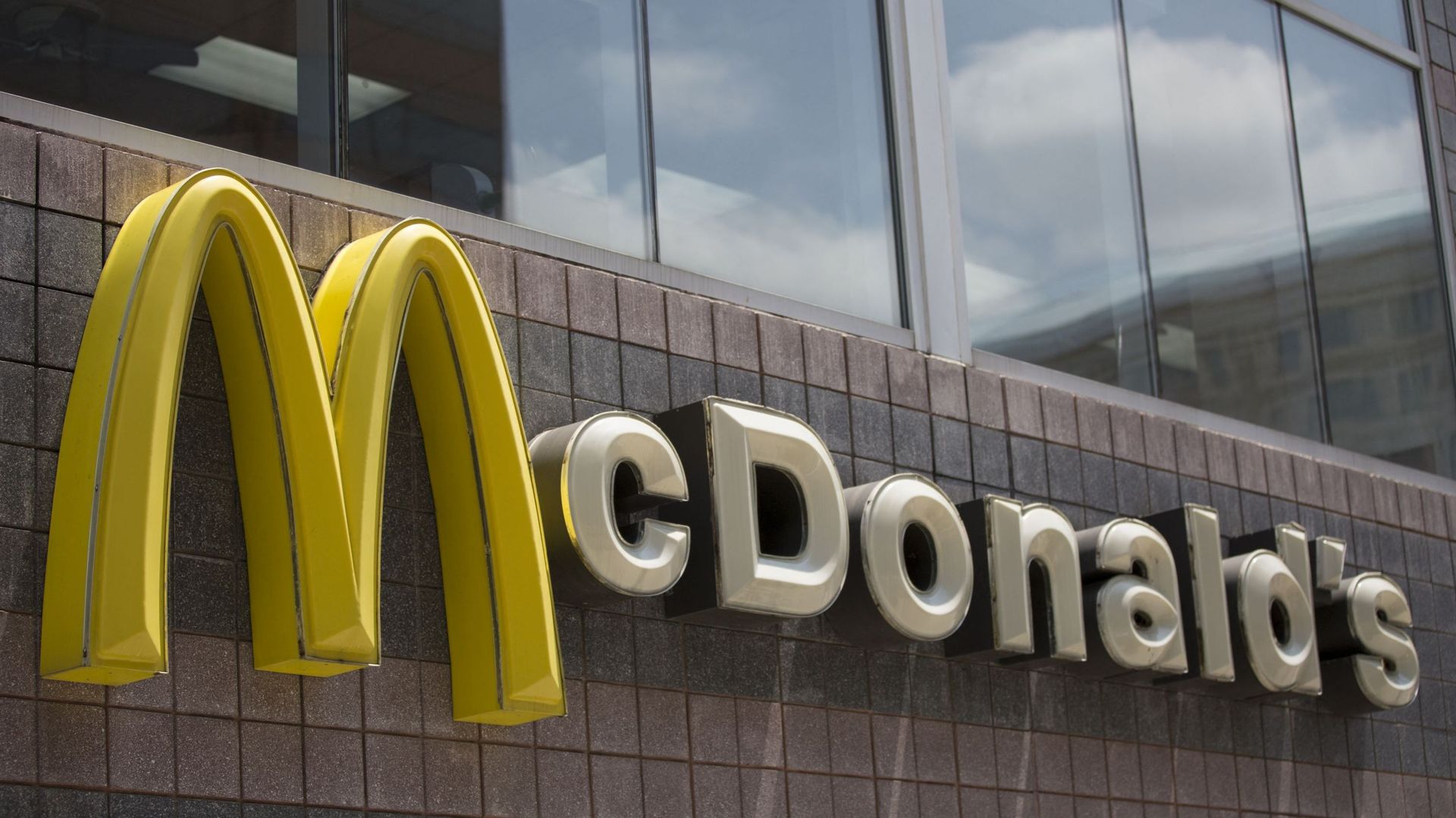 Royaume-Uni: des défenseurs des animaux et de l'environnement bloquent des dépôts de McDonald's