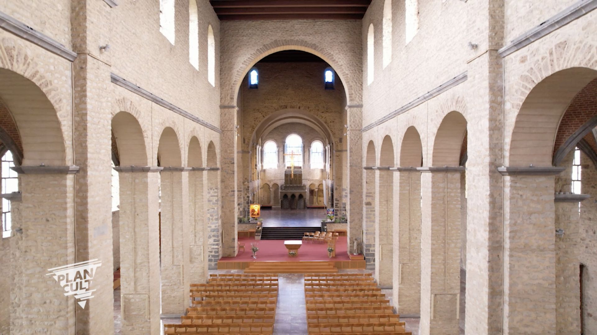 Vue sur une partie de la nef et du chœur de la Collégiale Sainte-Gertrude.