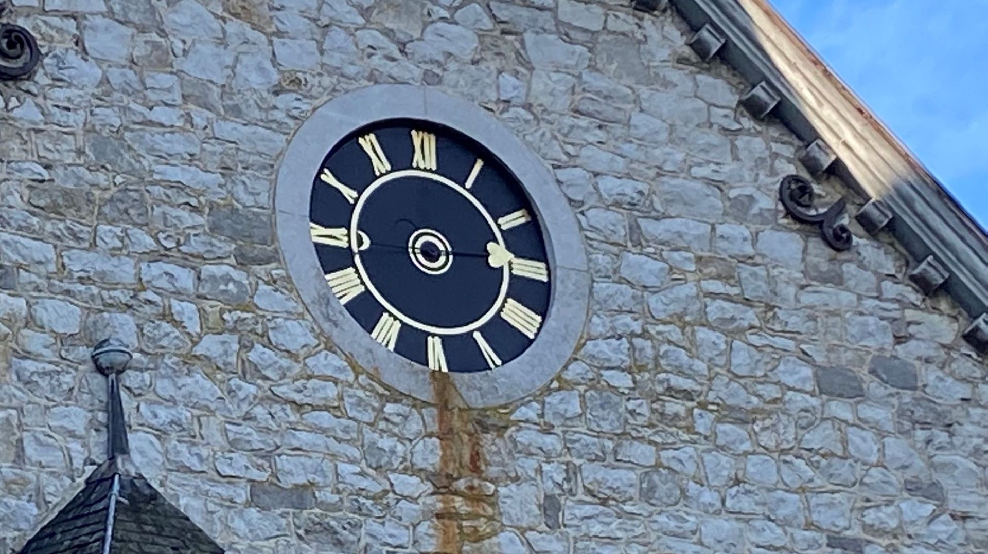 L’horloge a la particularité de n’avoir qu’une seule aiguille, signe d’une époque où le temps n’avait pas la même valeur.