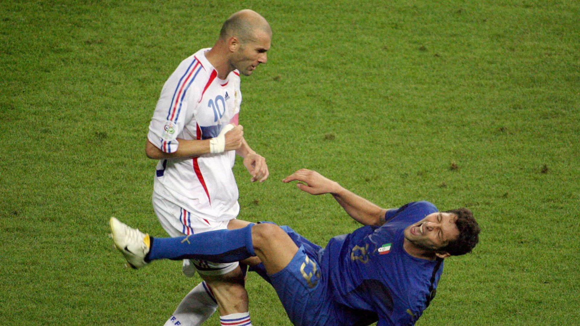 Zidane adresse un coup de tête à Materazzi et voit sa carrière prendre fin instantanément.