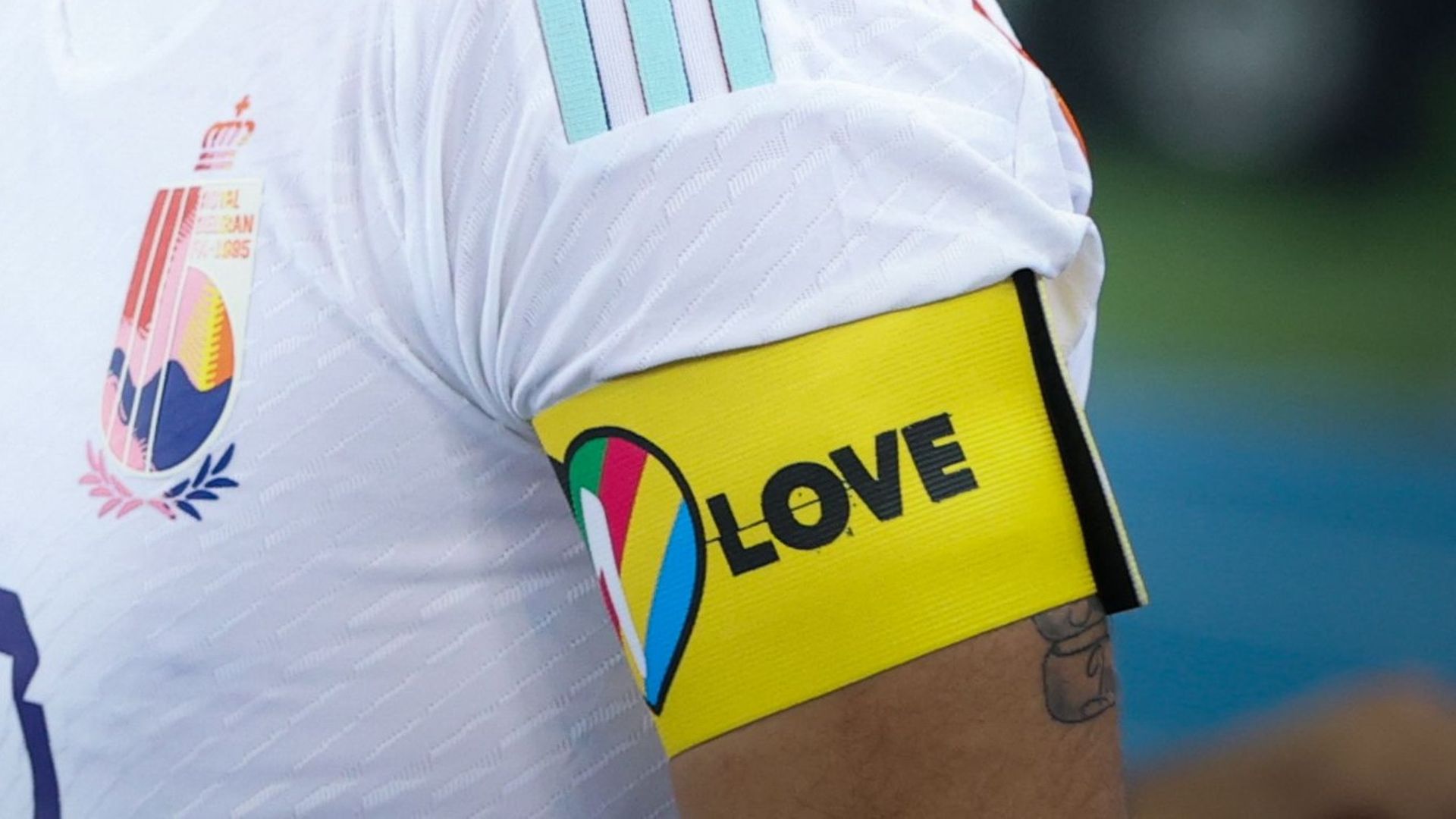 Le brassard "One Love" porté par Eden Hazard lors du match amical face à l'Egypte au Koweït