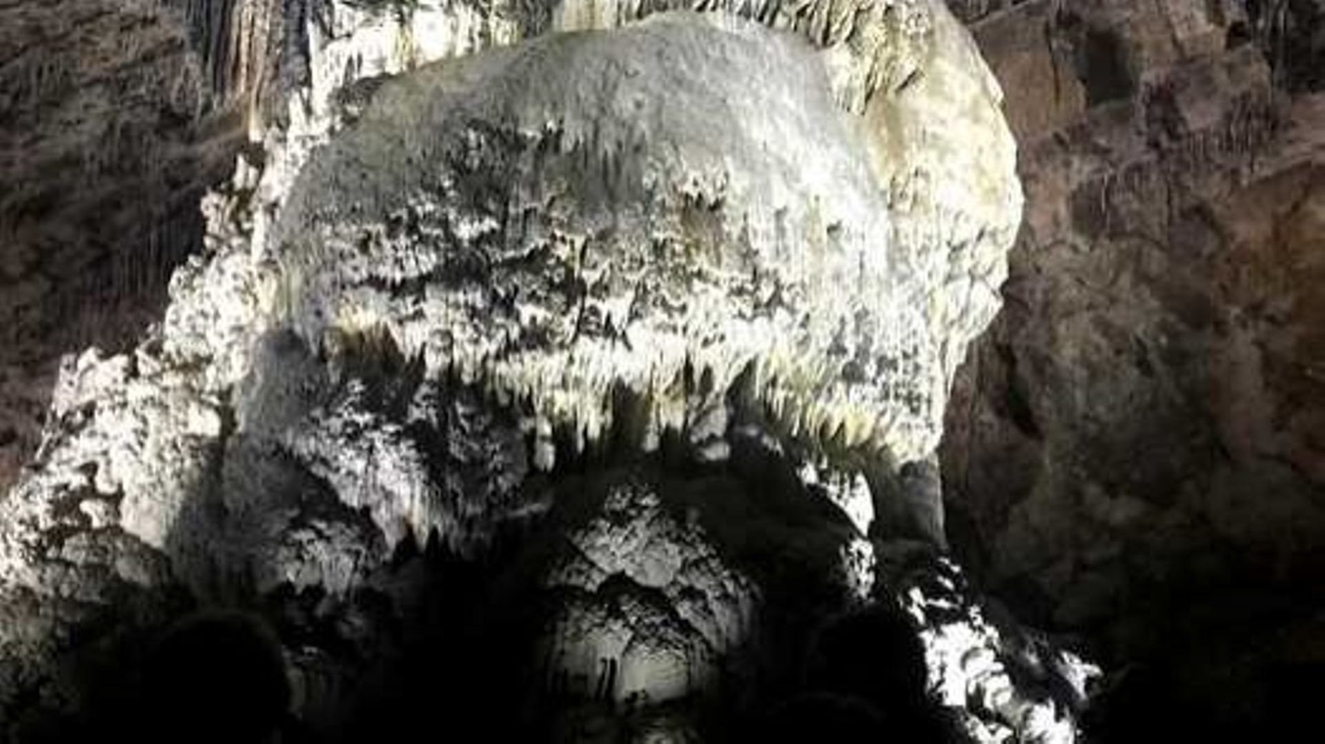 Fascinantes draperies au sein des Grottes de Han-Sur-Lesse.