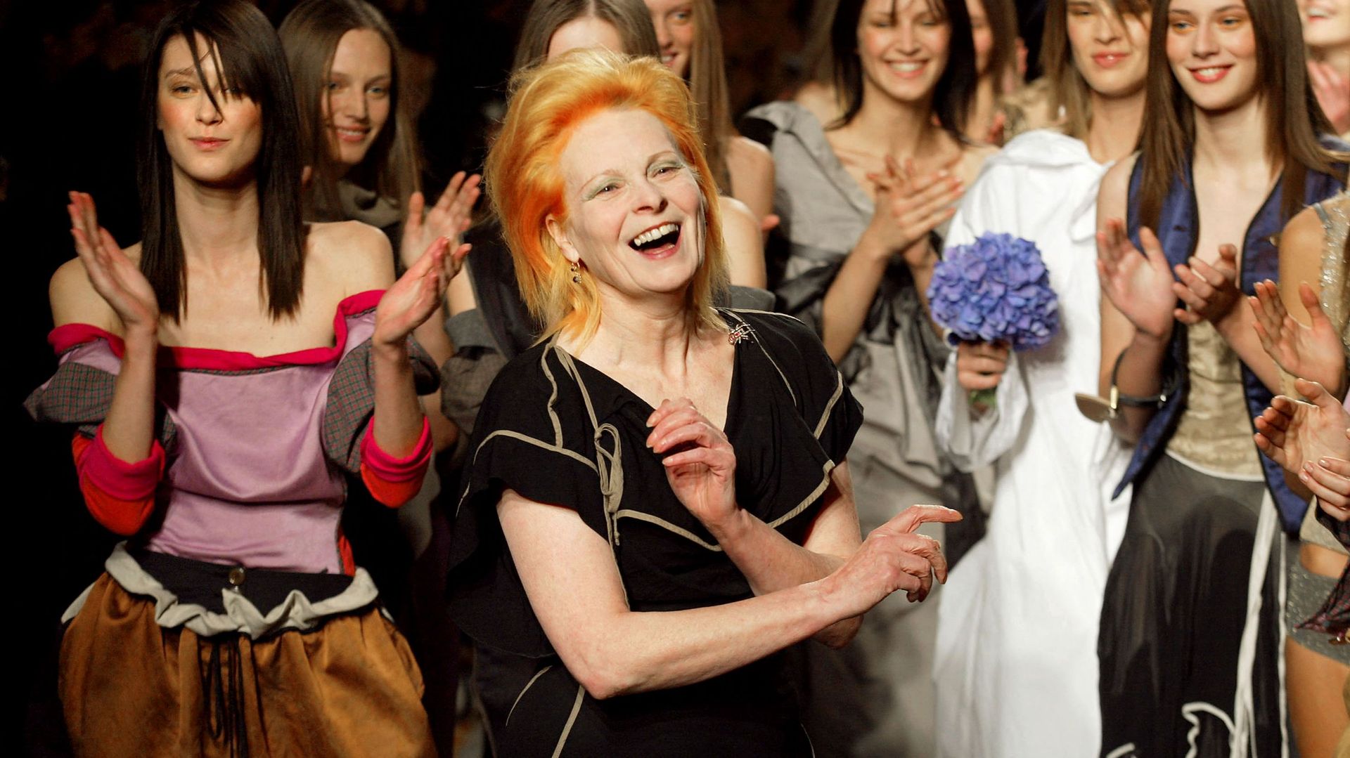  Vivienne Westwood après son défilé lors des collections de prêt-à-porter printemps-été 2003 à Paris. 