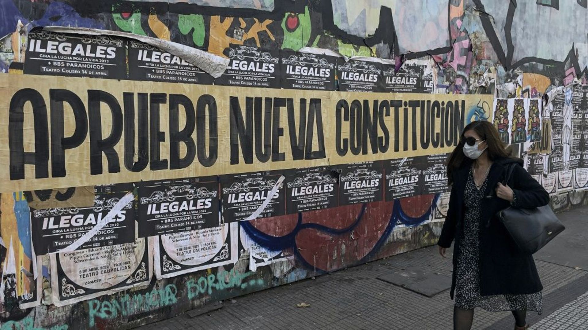 Dans les rues de Santiago des affiches appellent à voter en faveur de l'instauration d'une nouvelle Constitution, le 10 mai 2022