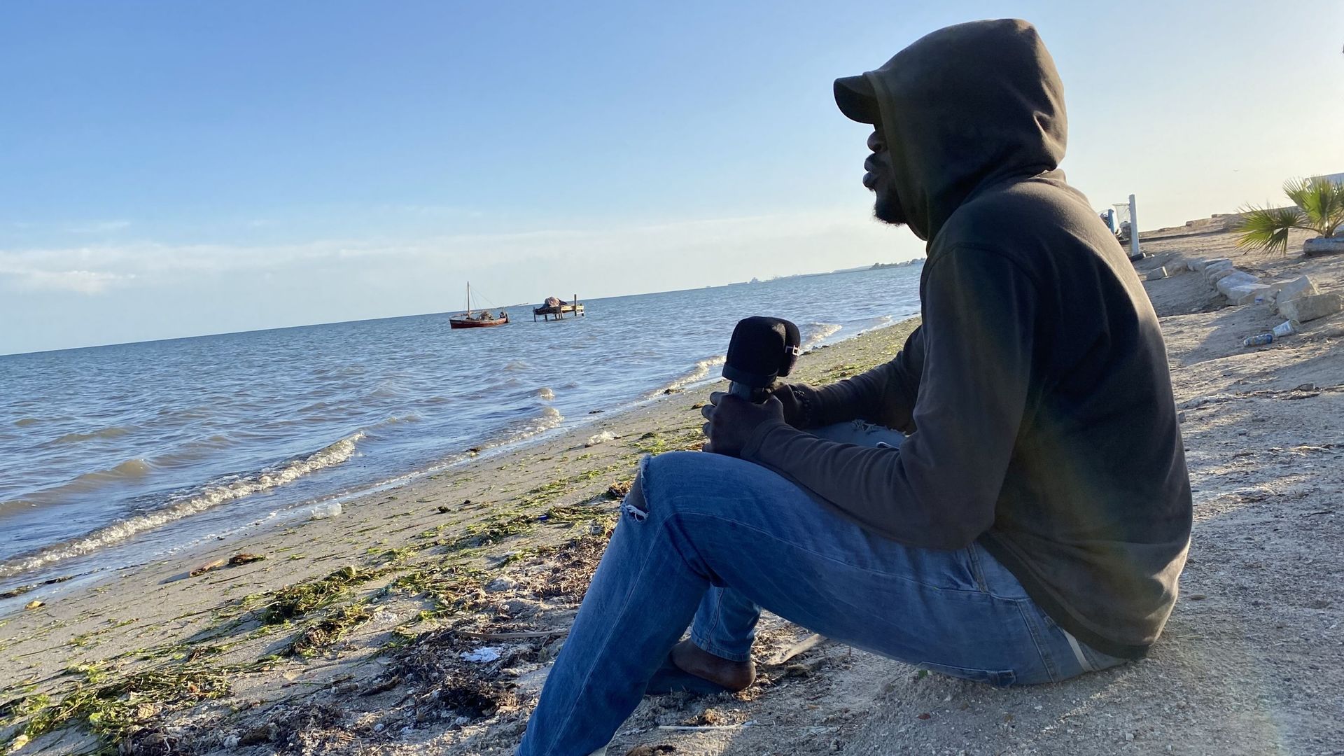 Lionel, 27 ans, est Camerounais. Il est en Tunisie depuis un an et demi, avec une obsession : rejoindre l’Italie en bateau, clandestinement. Il en est à sa troisième tentative.

