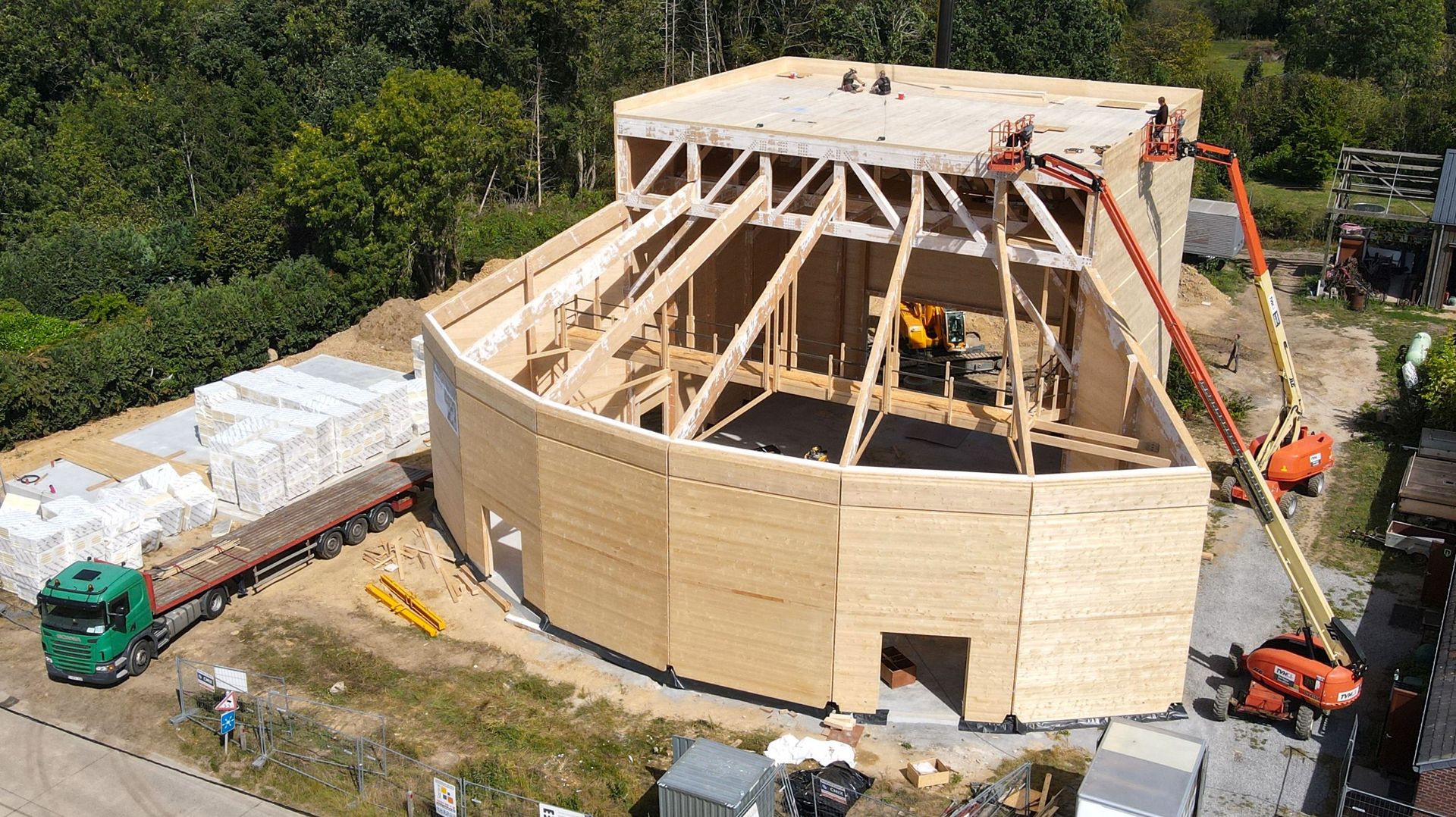 A Marchin, le cirque en bois de "Latitude 50" prend forme