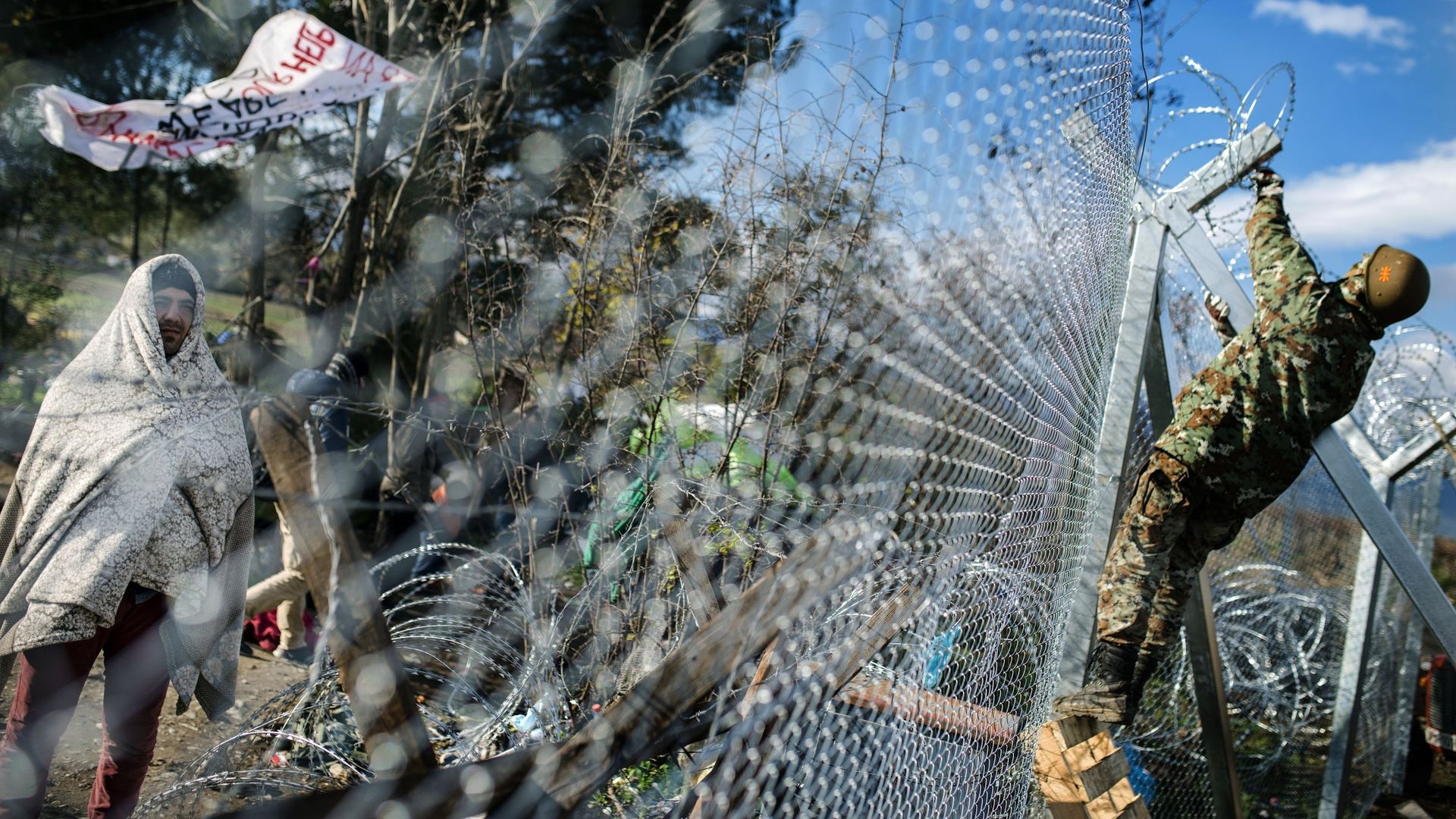 La clôture n'a pas été érigée à d'autres endroits de la frontière, mais les autorités macédoniennes n'ont pas écarté une telle possibilité.
