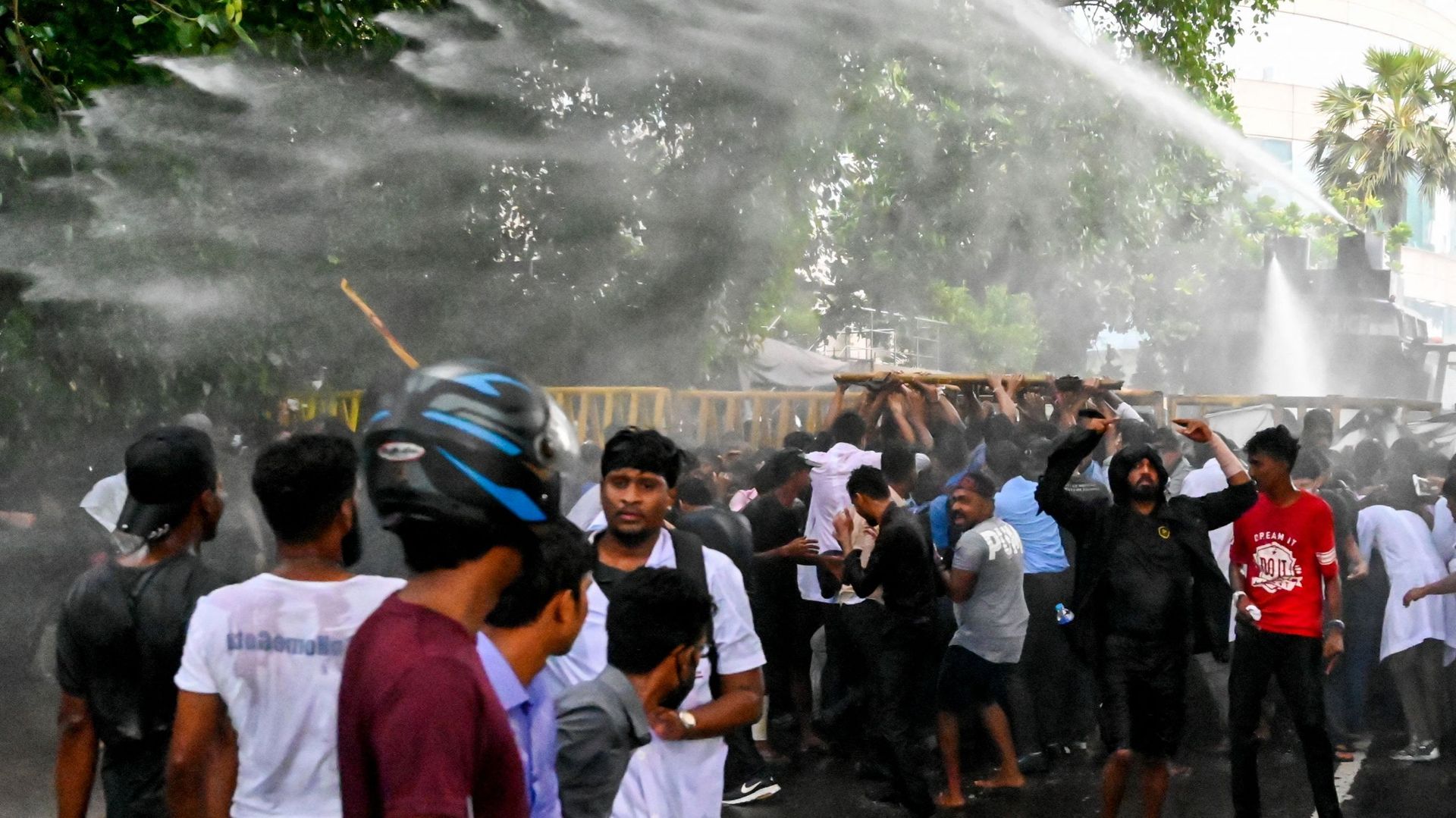 La police utilise un canon à eau pour disperser des étudiants de la faculté de médecine et des sciences lors d'une manifestation anti-gouvernementale demandant la démission du président du Sri Lanka, Gotabaya Rajapaksa, en raison de la crise économique qu