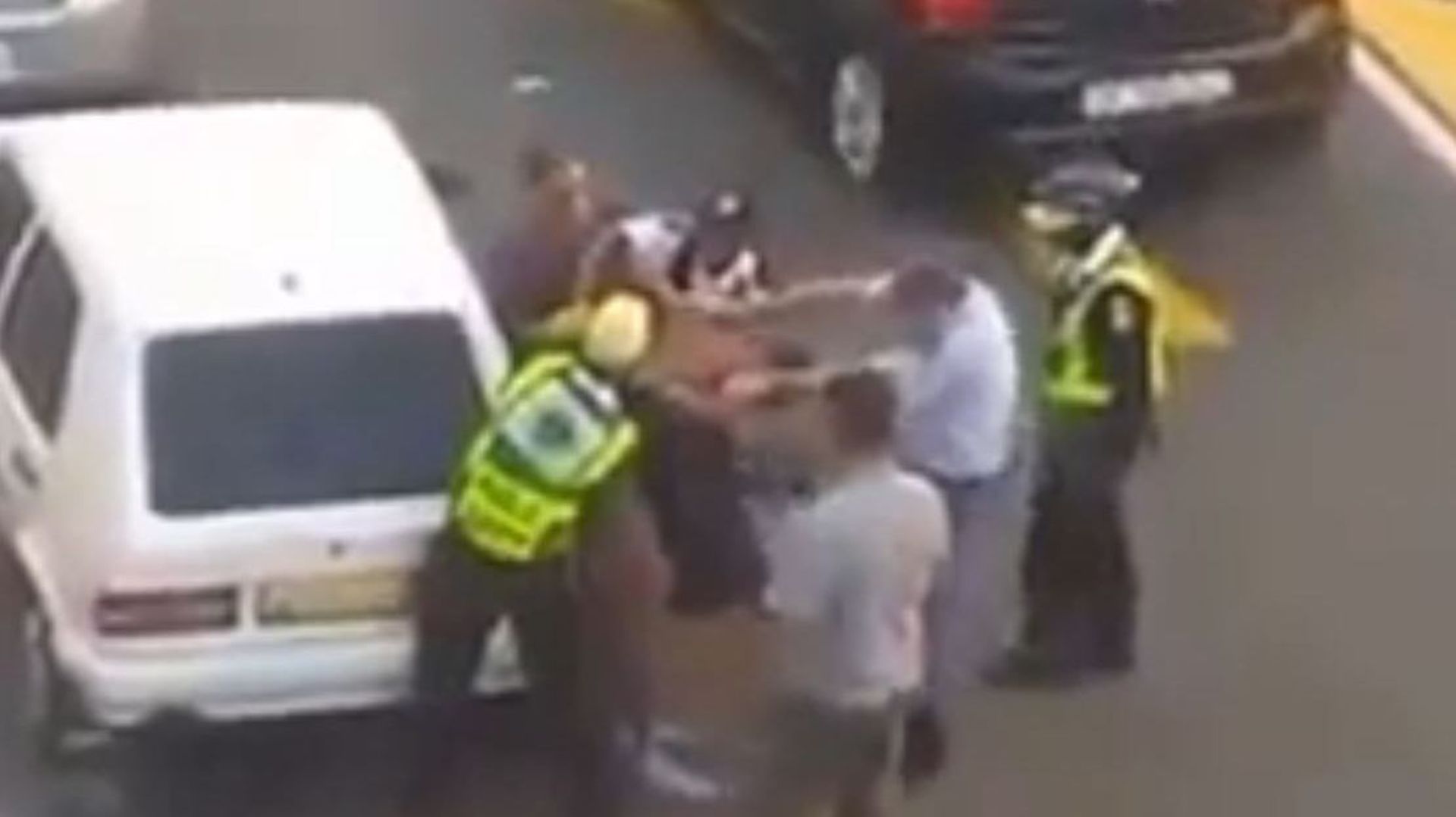 Une vidéo de policiers sud-africains tabassant un homme fait scandale