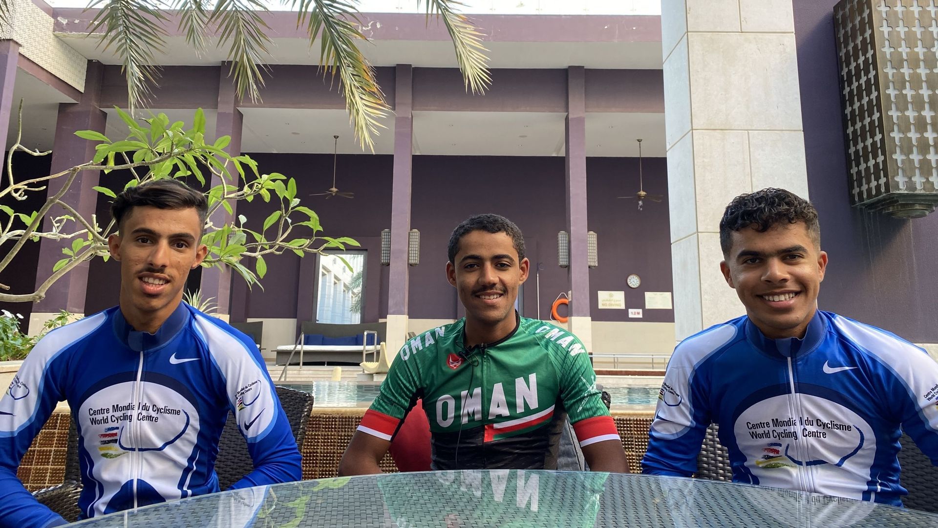 Said Al Rahbi, le champion d'Oman de cyclisme entouré de ses équipiers, Mohammed Al-Wahibi et Husam Al-Rawahi