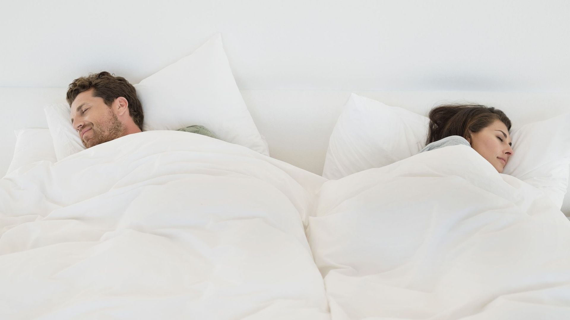 Vous dormez mal avec votre moitié ? Ce conseil des pays nordiques peut sauver vos nuits.